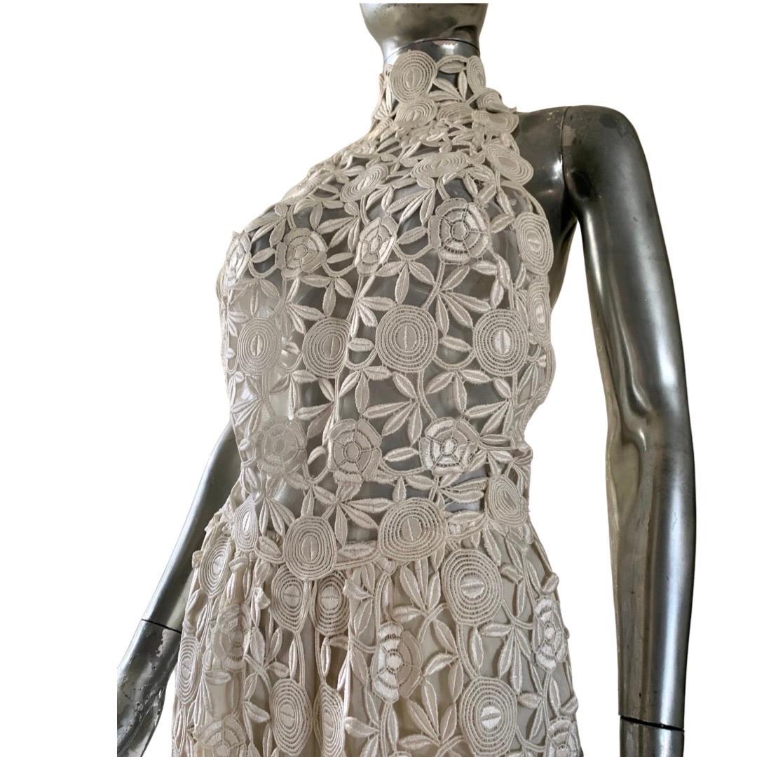 No hay nada mejor ni más glamuroso que esto. Hecho a medida en la década de 1970 para una concursante de un concurso de belleza. El patrón de encaje de guipur europeo es impresionante y está diseñado en todo el vestido. El top sin mangas está