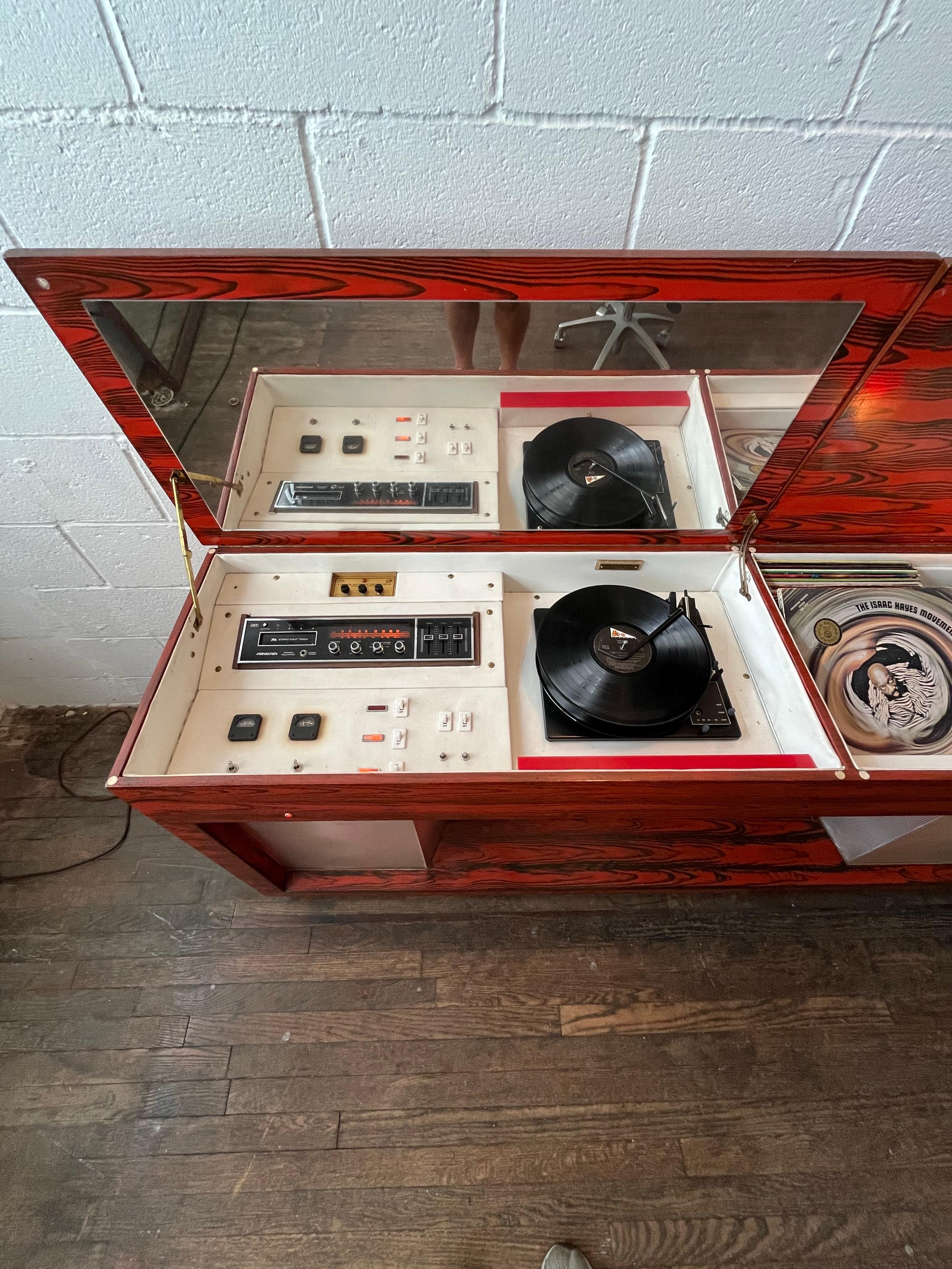 Vintage 1970's Custom Stereo Konsole Plattenspieler 8 Spur (20. Jahrhundert) im Angebot