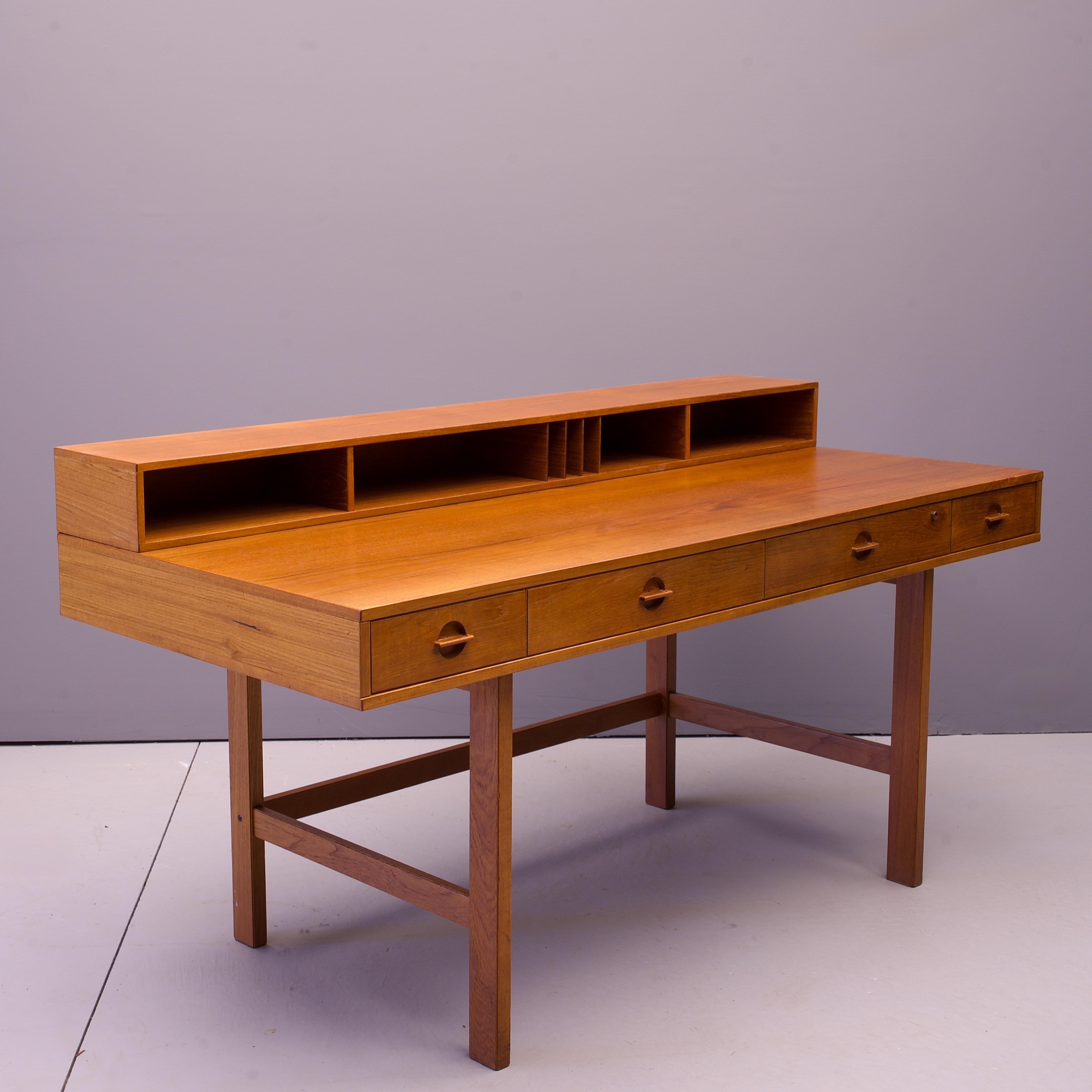 État d'origine, non restauré, nettoyé et réhuilé.

Bureau en teck de style partenaire conçu et fabriqué par Peter Løvig Nielsen au Danemark, daté de 1973. Grâce à sa conception ingénieuse, il est polyvalent et peut accueillir deux personnes de