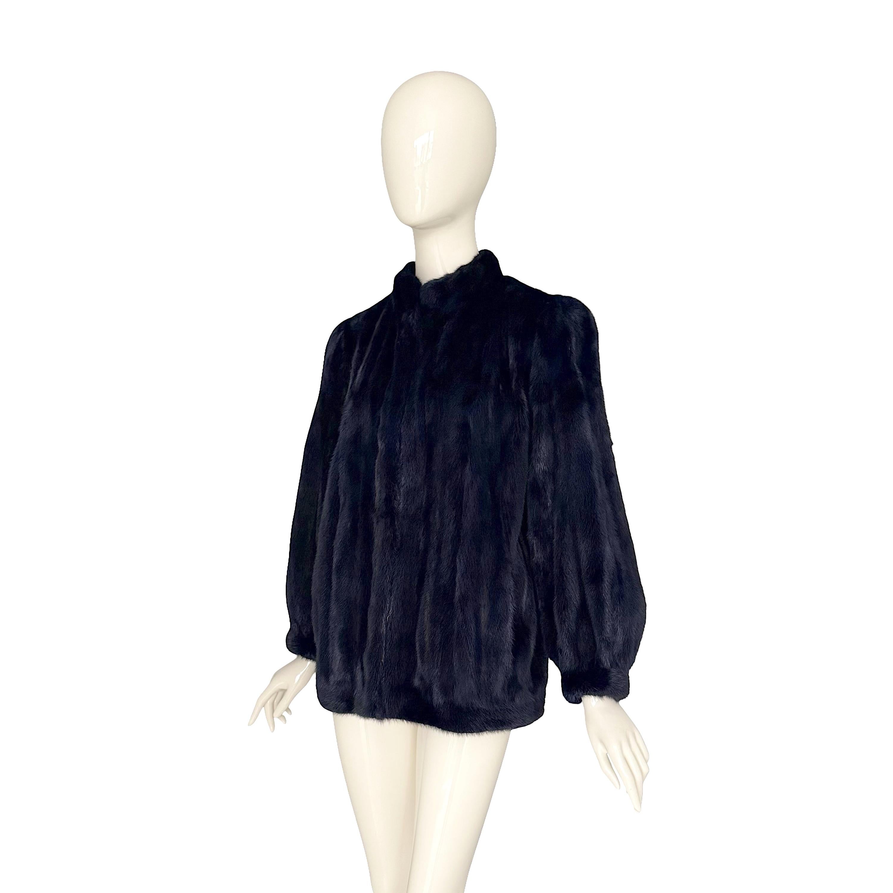Esta preciosa chaqueta vintage está hecha de suave visón canadiense Majestic en un raro color azul noche oscuro. Está en excelentes condiciones, sin olores, rasgaduras ni decoloración. El abrigo procede de una de las boutiques de pieles más