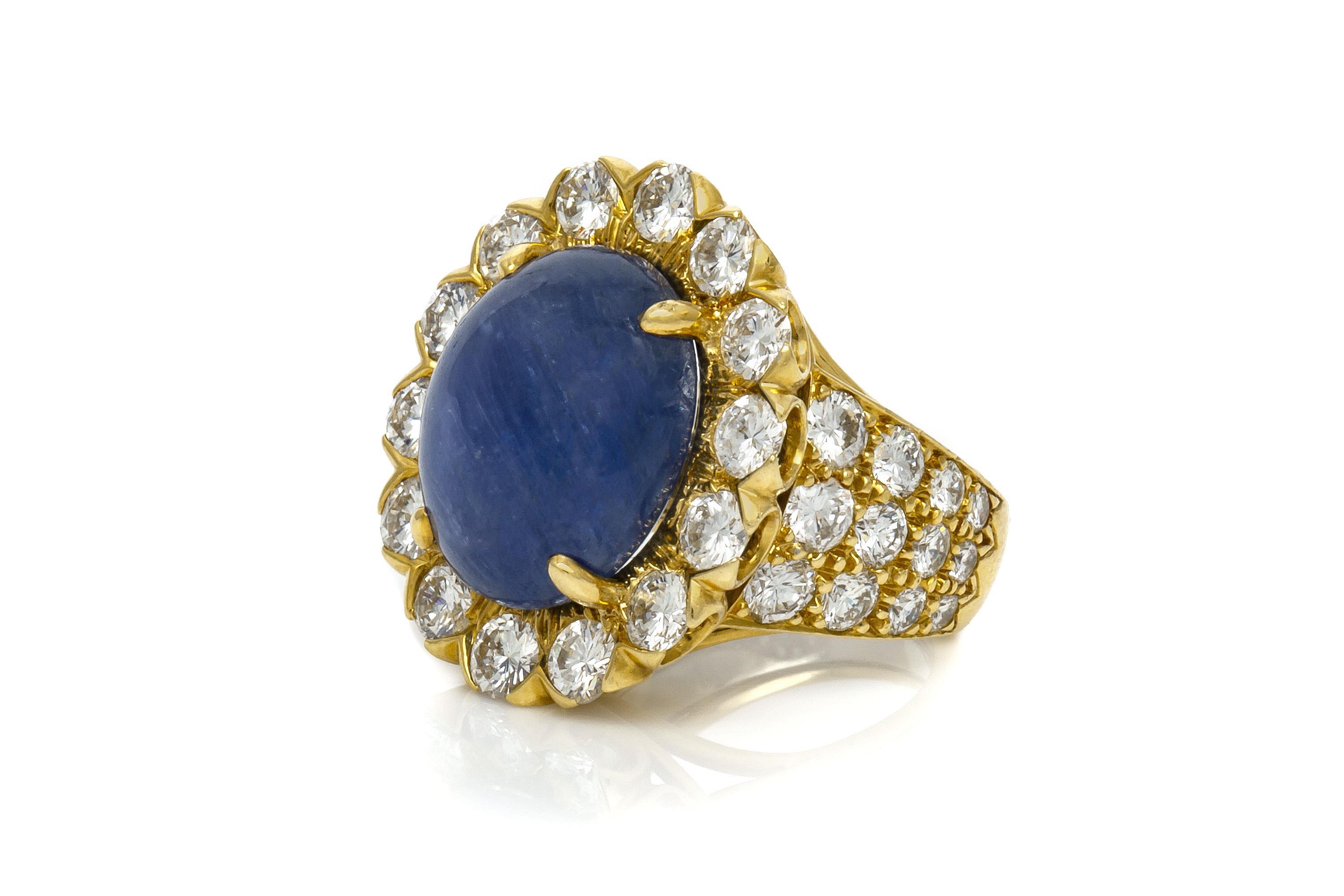 Finement réalisée en or jaune et blanc 18k avec un saphir cabochon pesant environ 10,00 carats et des diamants ronds de taille brillant pesant au total environ 10,00 carats.
Signé par David Webb
Circa 1970
Taille 6