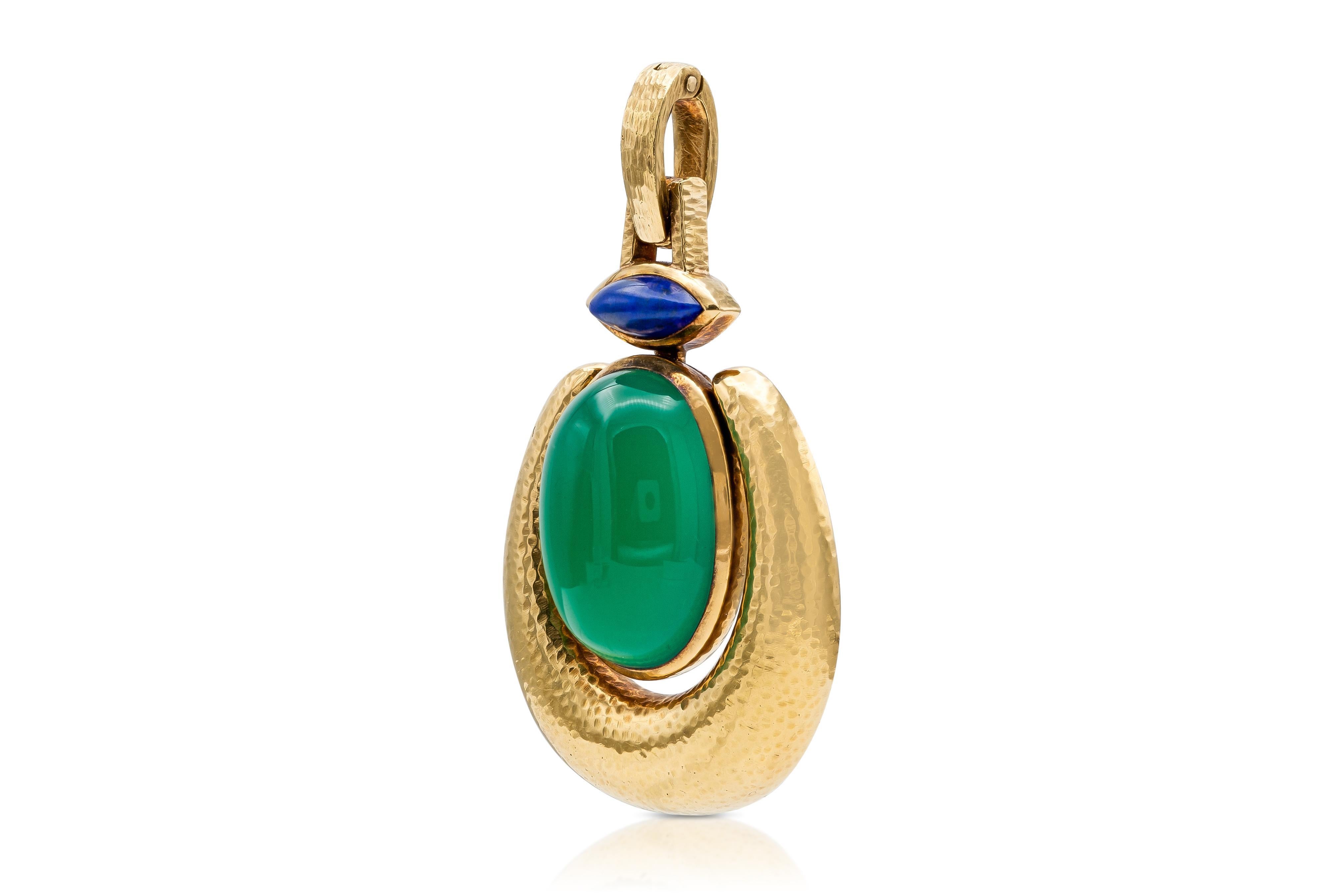 Finemente realizzato in oro giallo 18 carati con un crisoprasio cabochon e una sodalite cabochon.
Firmato da David Webb
Circa anni '70
2 1/4 x 1 3/8 pollici
