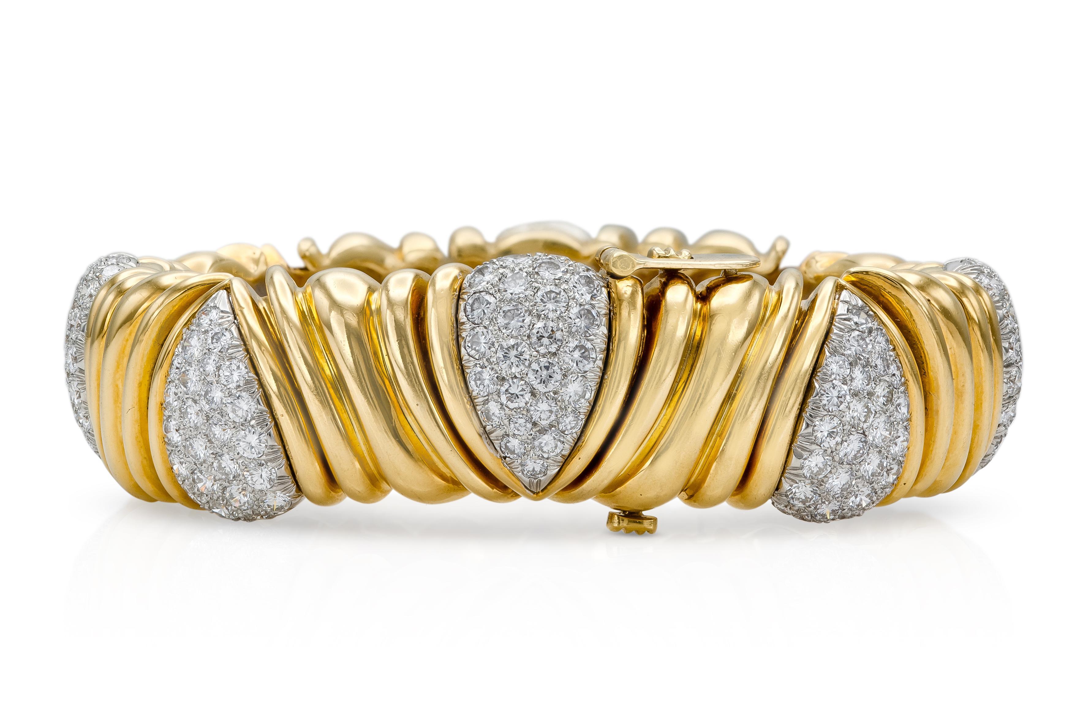 Finement réalisé en or jaune 18k avec des diamants ronds de taille brillant pesant au total environ 7,20 carats.
Signé par David Webb
Circa 1970
Taille 6 pouces