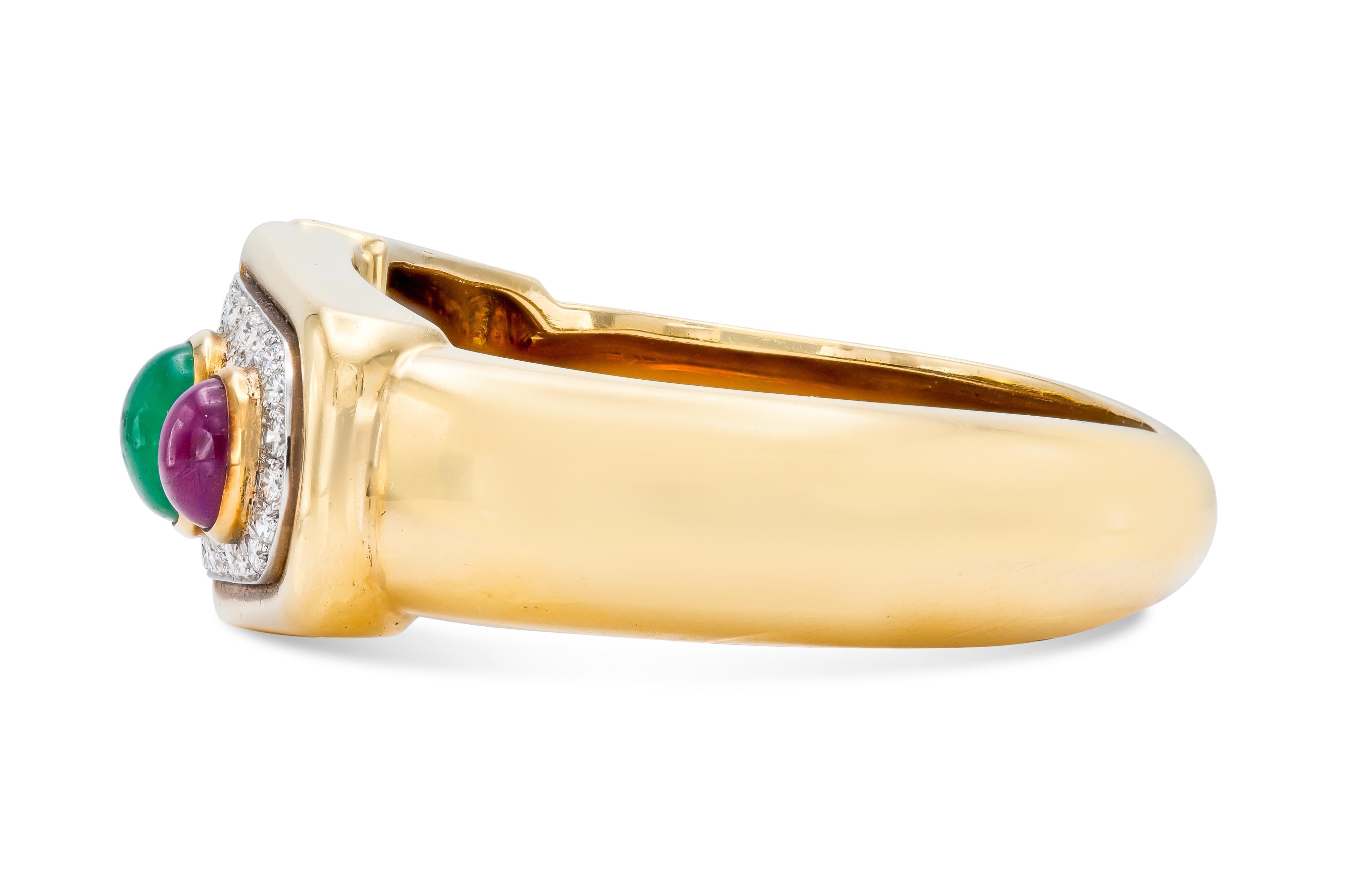 Finemente realizzato in oro giallo 18 carati e platino con uno zaffiro cabochon di 4,77 carati, uno smeraldo cabochon di 2,98 carati, due rubini cabochon per un totale di 7,04 carati e diamanti rotondi taglio brillante per un totale di 2,40