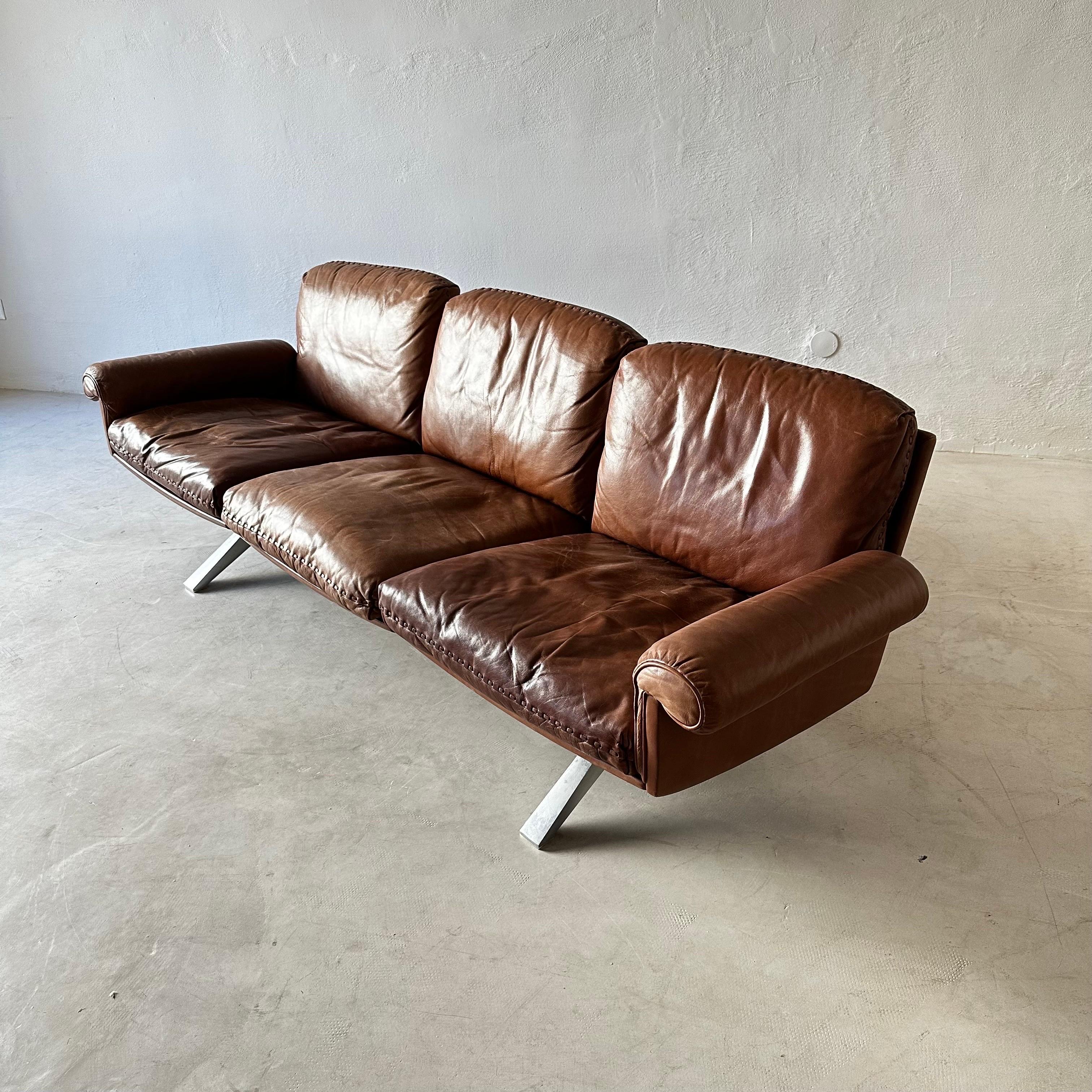 Rare vintage 1970s De Sede DS-31 designer sofa in dark cognac brown leather. Beautifully patinated in soft luxury leather.