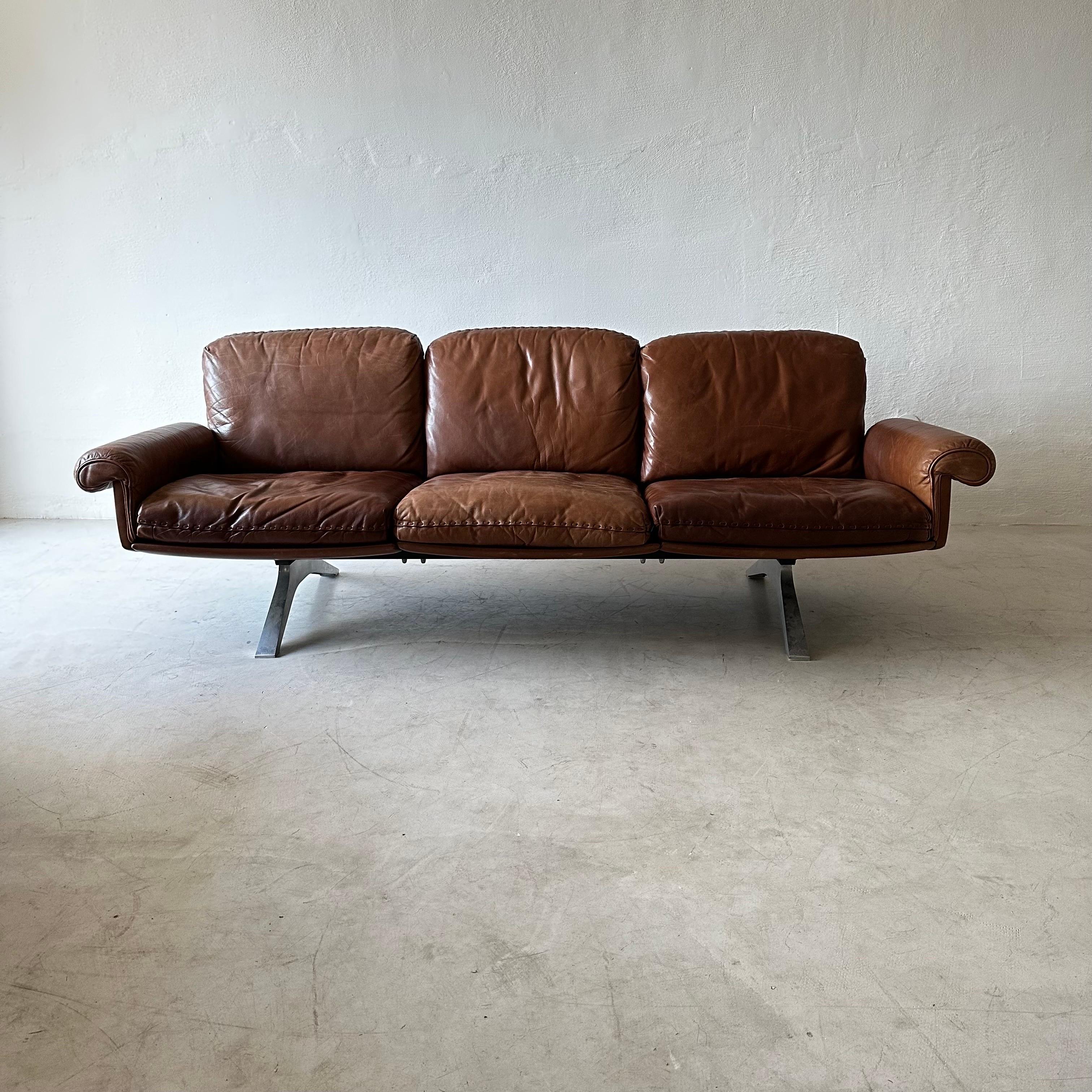 Swiss Vintage 1970s De Sede DS 31 Designer Sofa Dark Cognac Brown Leather For Sale