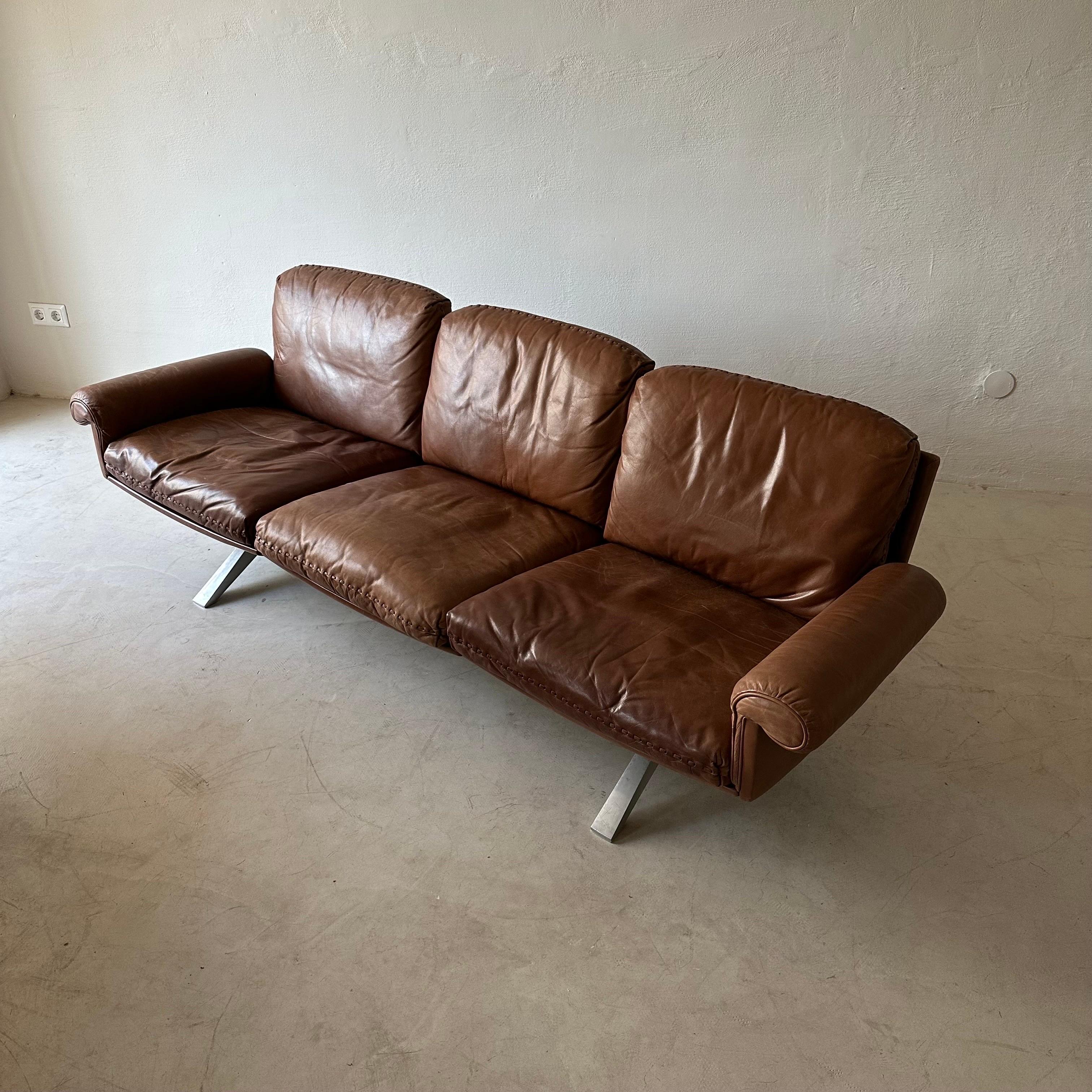 Patinated Vintage 1970s De Sede DS 31 Designer Sofa Dark Cognac Brown Leather For Sale