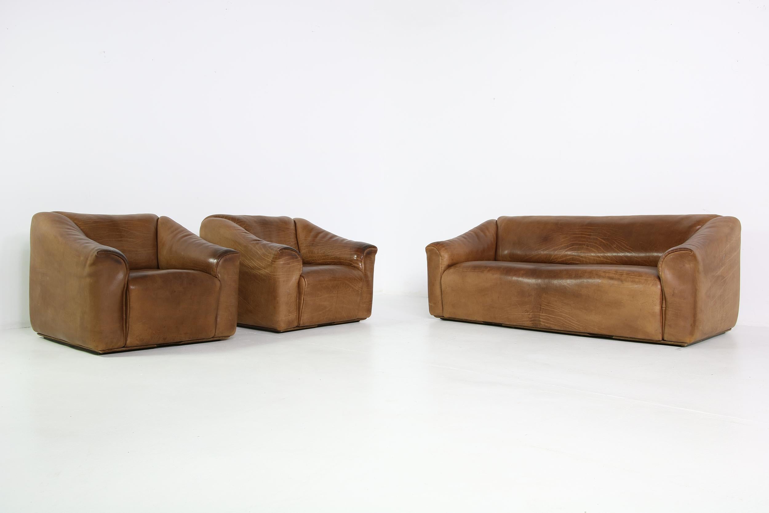 A rare and beautiful set, manufactured in the late 1970s by De Sede Switzerland, Mod. DS 47 a three-seat and two matching lounge chairs, a fantastic vintage condition, beautiful brown, cognac leather, all pieces with extendable seats, the pieces are