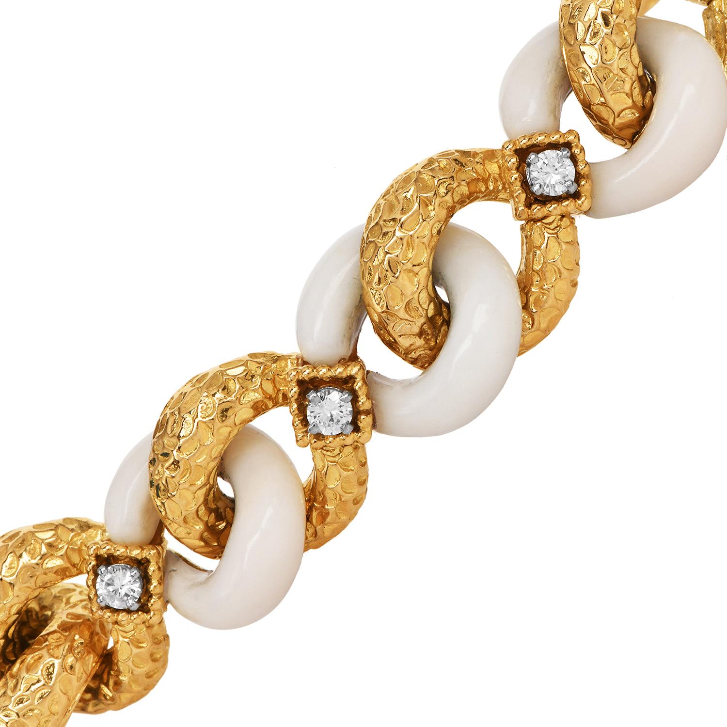 Vintage 1970s  Diamond 18K Yellow Gold Bone Link Bracelet In Excellent Condition For Sale In Miami, FL