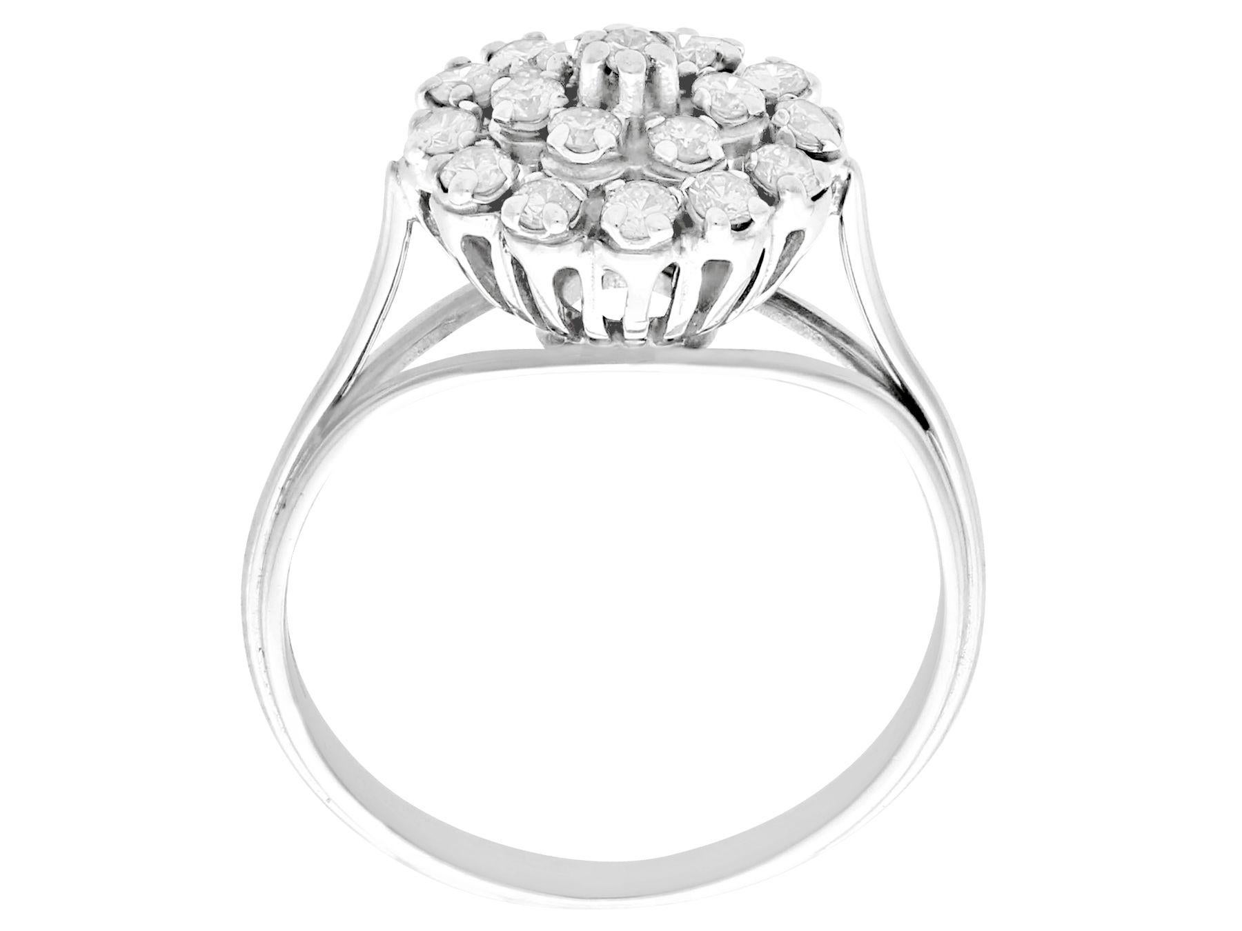 Bague cocktail vintage des années 1970 en or blanc et diamants Pour femmes en vente