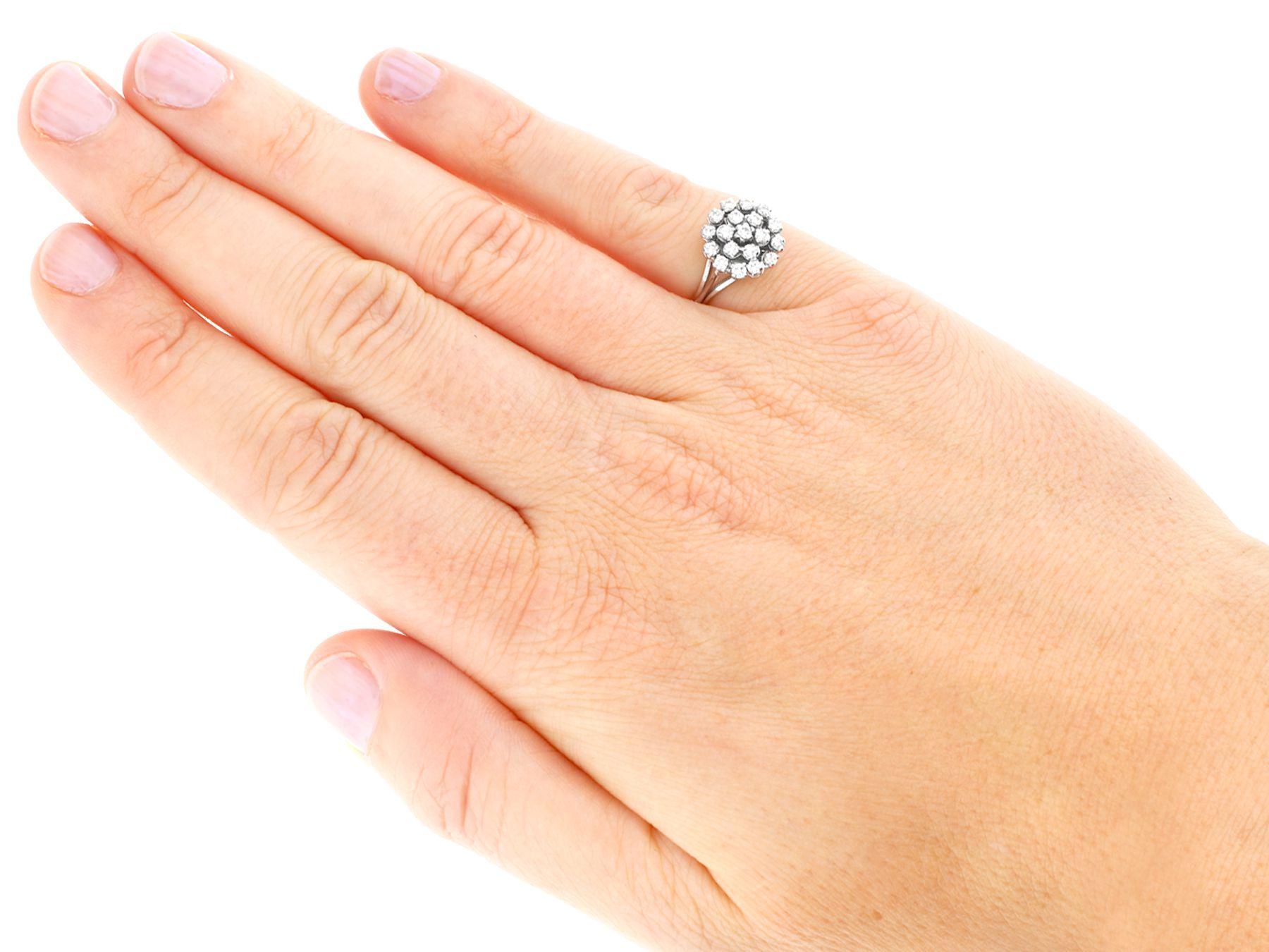 Bague cocktail vintage des années 1970 en or blanc et diamants en vente 1