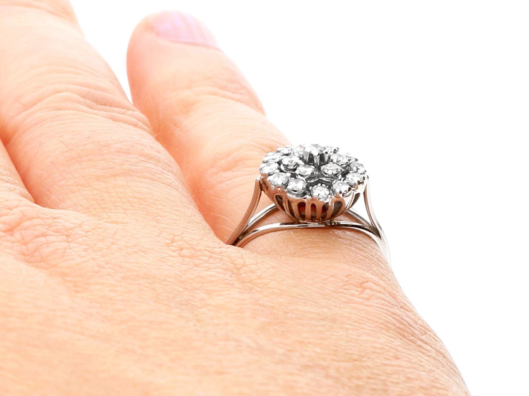 Bague cocktail vintage des années 1970 en or blanc et diamants en vente 3