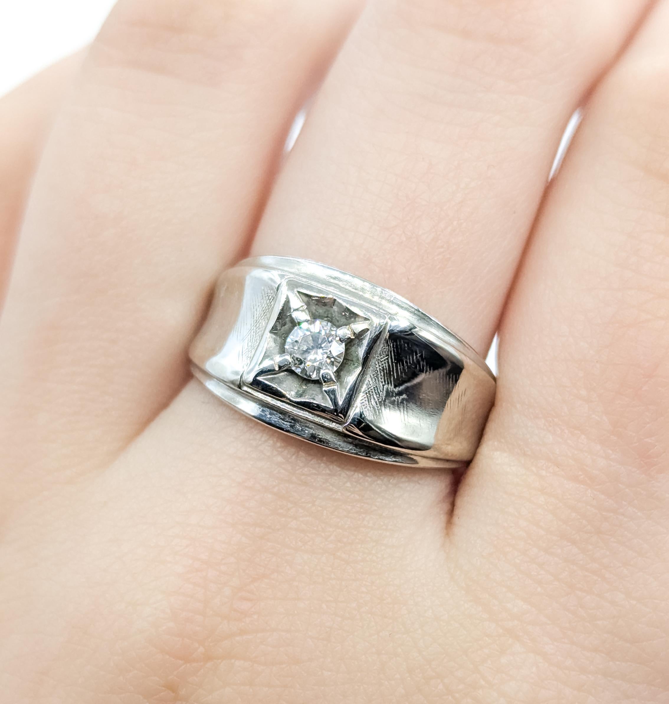 Vintage 1970's Diamond Hand Florentine Ring in 14k White Gold Excellent état - En vente à Bloomington, MN