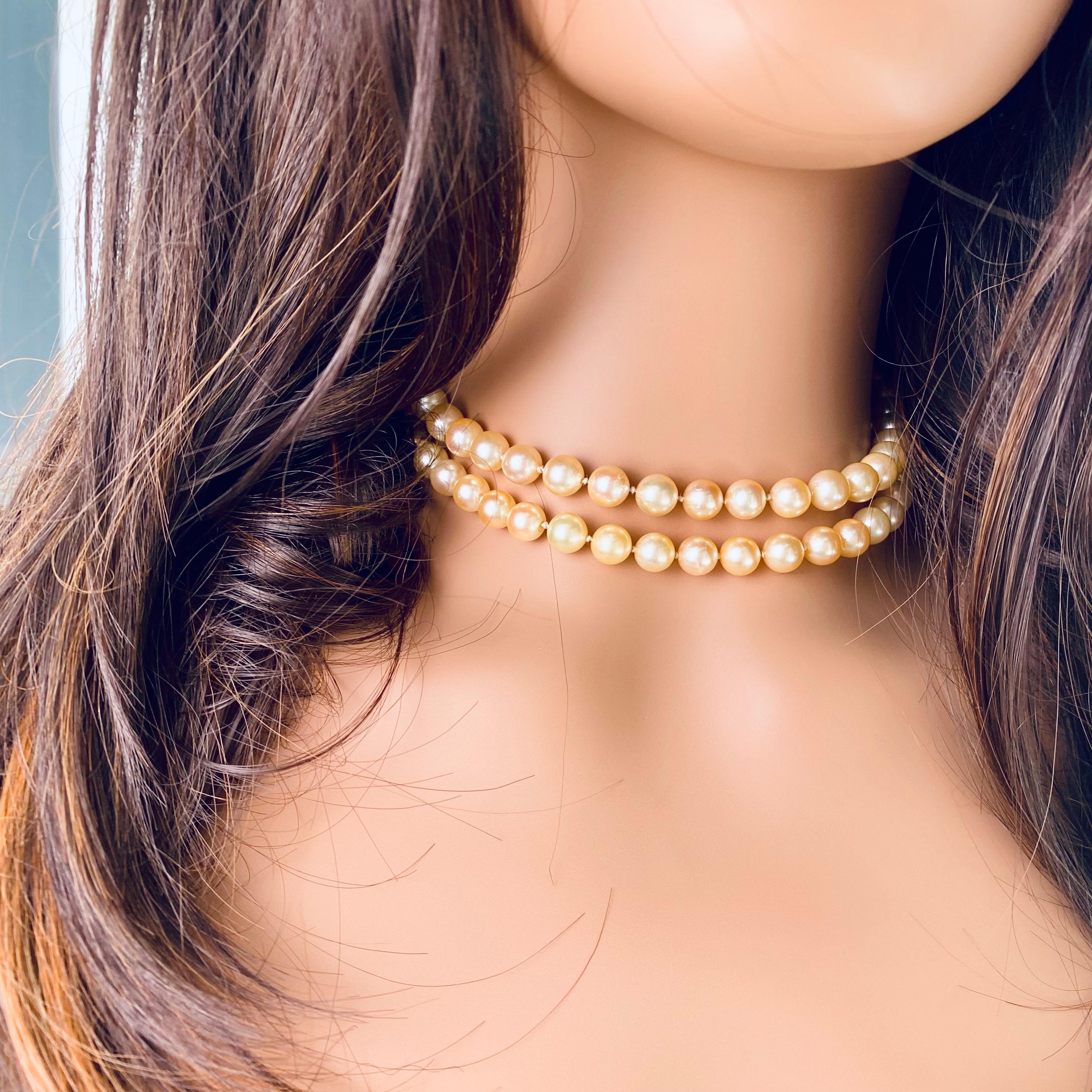 Rétro Vintage 1970s Double Strand Cultured Pearl 30 inch Long 14k Gold Clasp Necklace en vente
