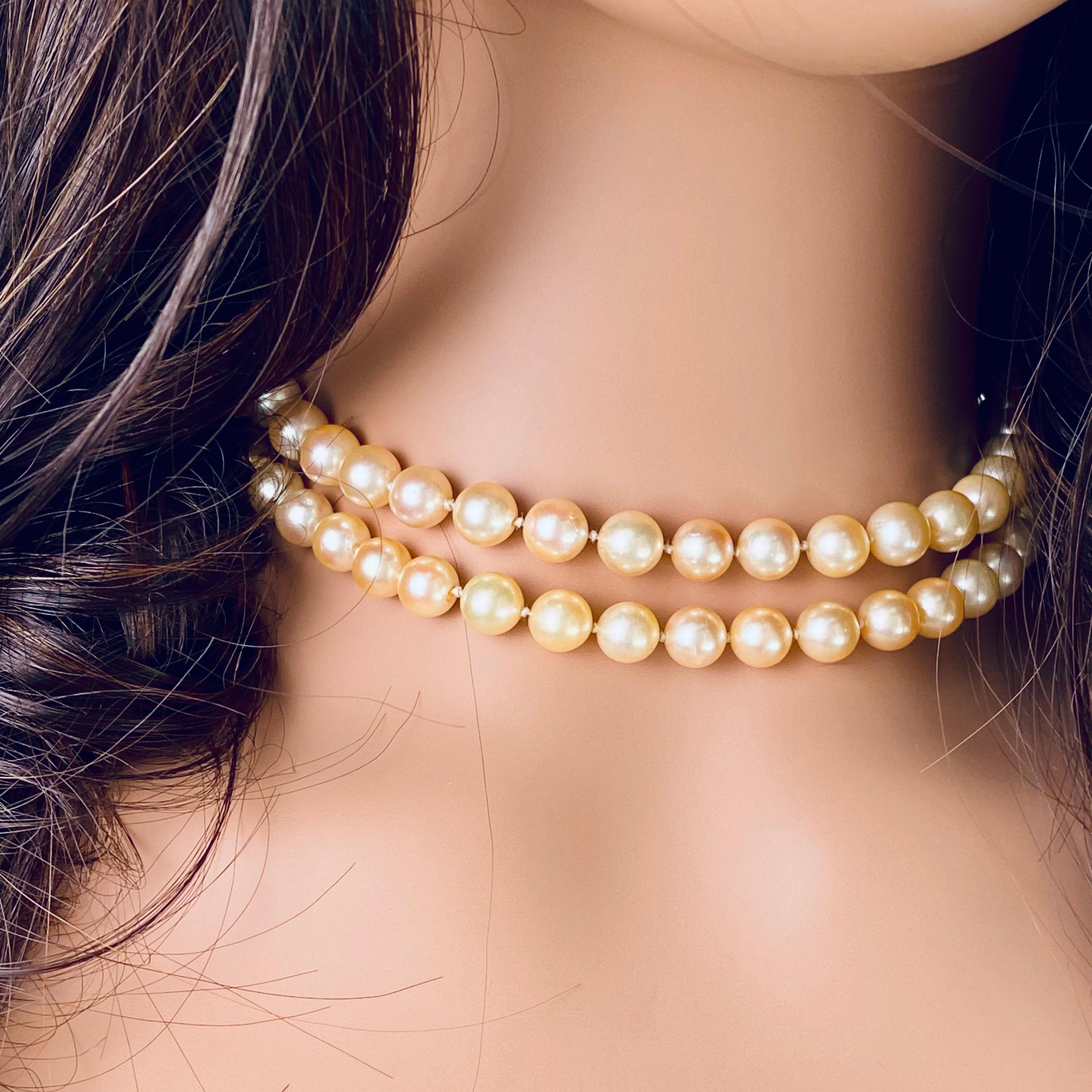 Vintage 1970s Double Strand Cultured Pearl 30 inch Long 14k Gold Clasp Necklace Pour femmes en vente