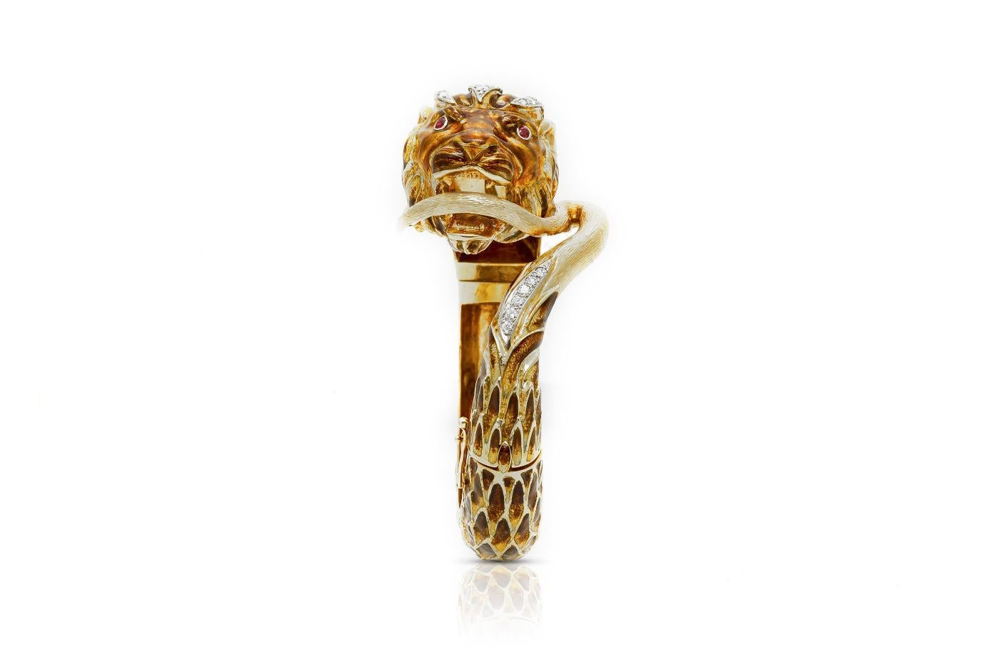 Finely crafted in 18k yellow gold with yellow and brown enamel, featuring Round Brilliant cut Diamonds weighing a total of approximately 2.00 carats and two Round Brilliant cut Rubies for the eyes.
Made in Italy
Circa 1970s
Size 6 1/2 inches