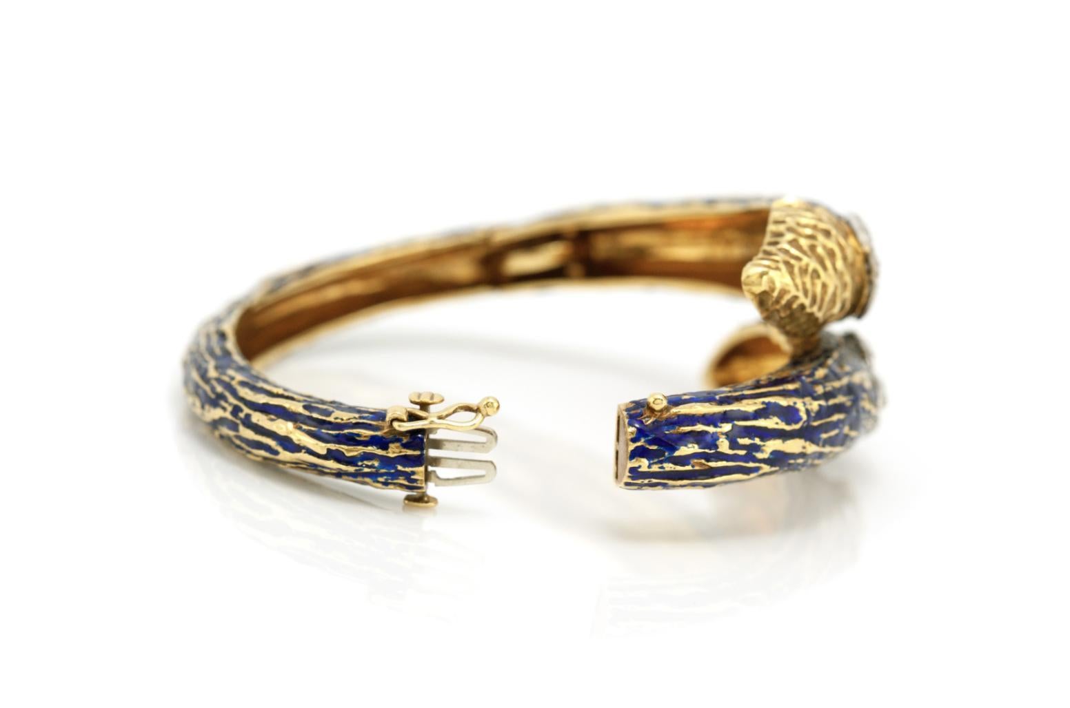 Taille ronde Vintage 1970 Bracelet à charnière Bypass en émail avec diamants en vente