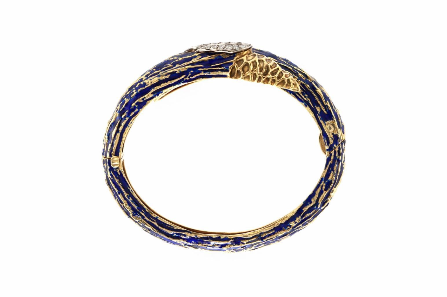 Vintage 1970 Bracelet à charnière Bypass en émail avec diamants Pour femmes en vente