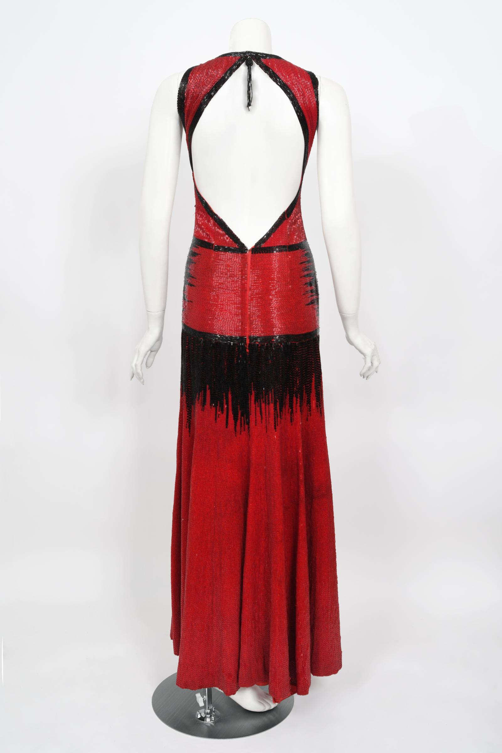 Ikonisches 1970er Jahre Museum Qualität Voll Perlen Couture Rückenfrei Schrägschnitt Geschliffenes Kleid  im Angebot 8