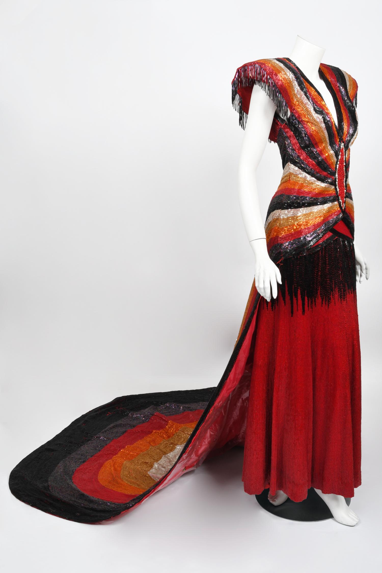 Ikonisches 1970er Jahre Museum Qualität Voll Perlen Couture Rückenfrei Schrägschnitt Geschliffenes Kleid  im Angebot 10
