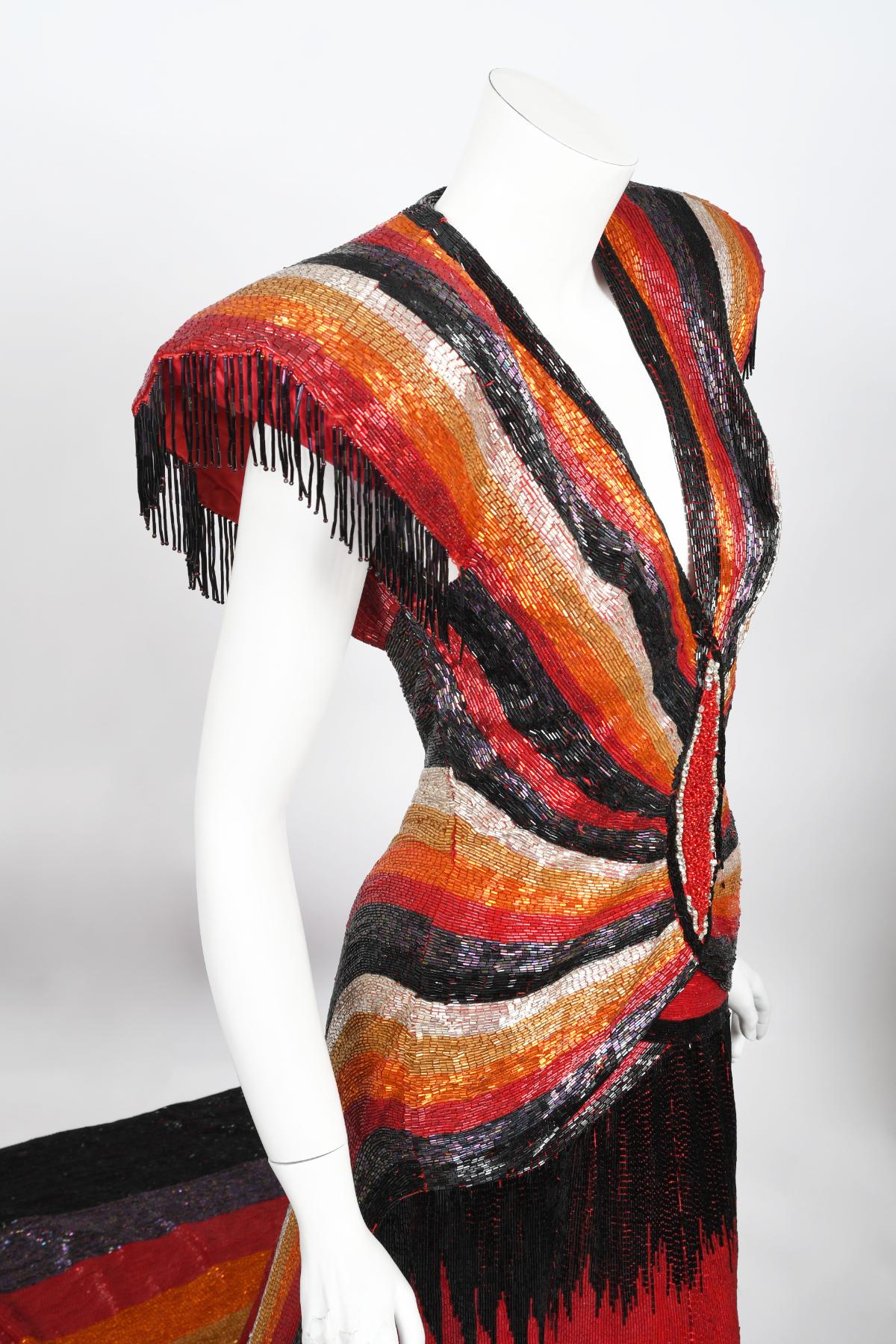 Ikonisches 1970er Jahre Museum Qualität Voll Perlen Couture Rückenfrei Schrägschnitt Geschliffenes Kleid  im Angebot 11