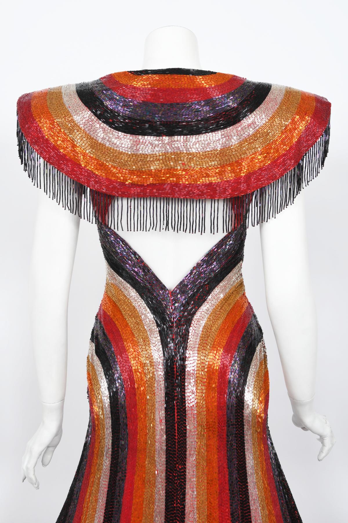 Ikonisches 1970er Jahre Museum Qualität Voll Perlen Couture Rückenfrei Schrägschnitt Geschliffenes Kleid  im Angebot 13