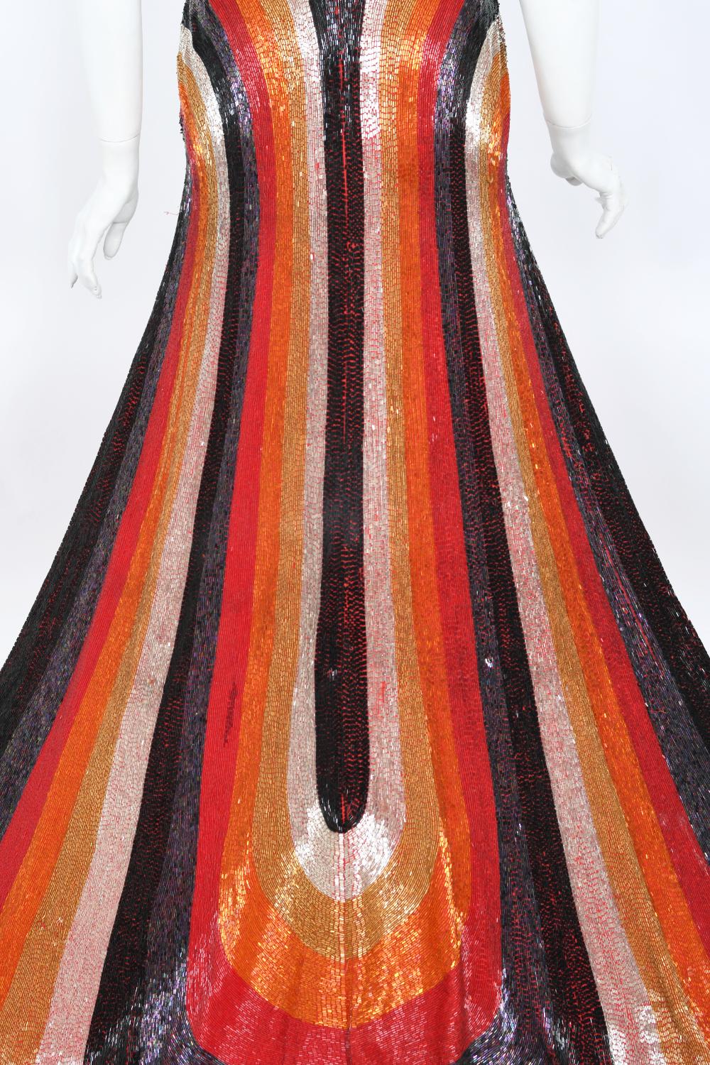 Ikonisches 1970er Jahre Museum Qualität Voll Perlen Couture Rückenfrei Schrägschnitt Geschliffenes Kleid  im Angebot 15