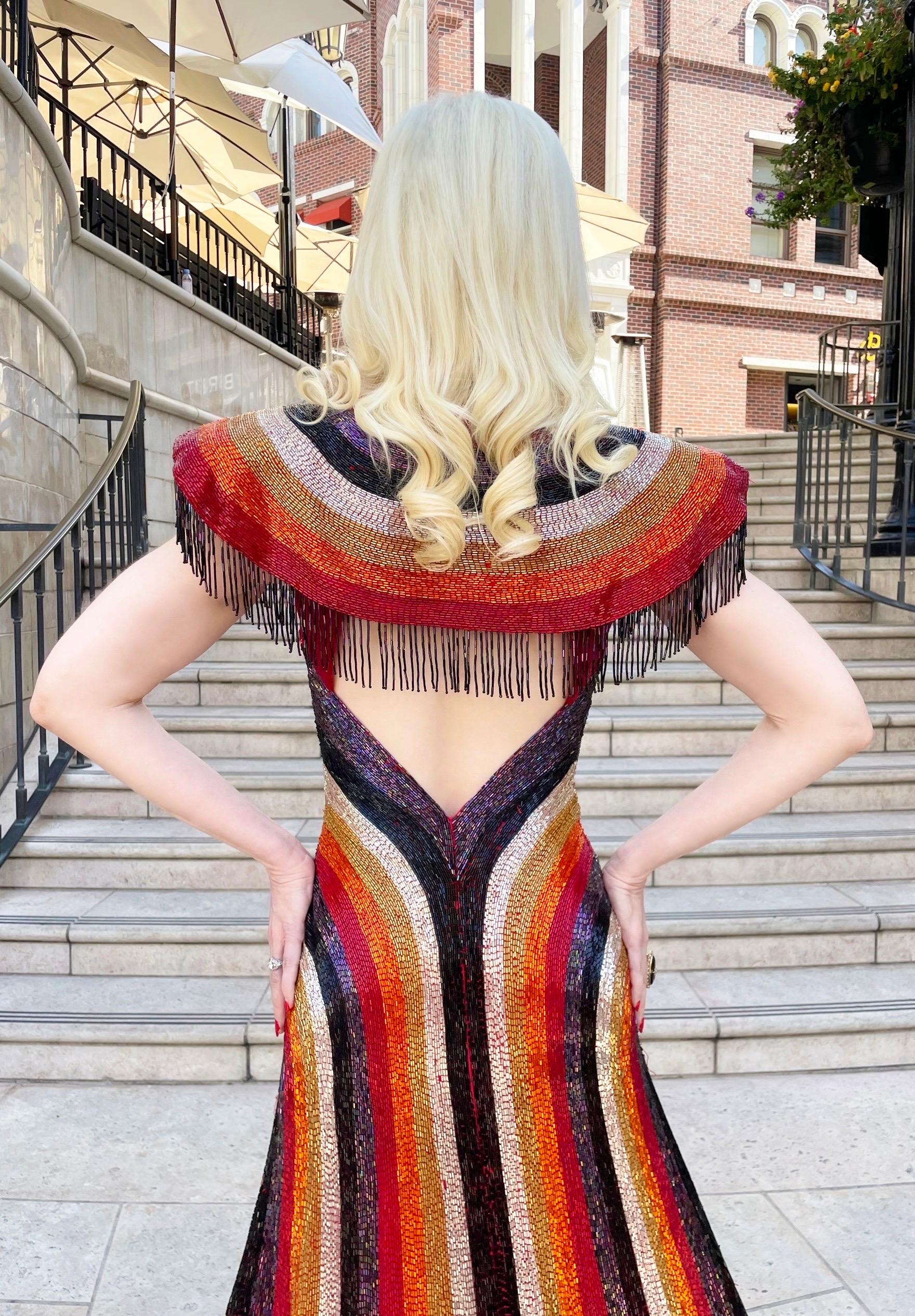Icône des années 1970, qualité musée, robe de couture entièrement perlée, dos nu, coupe en biais, avec traîne  Bon état - En vente à Beverly Hills, CA