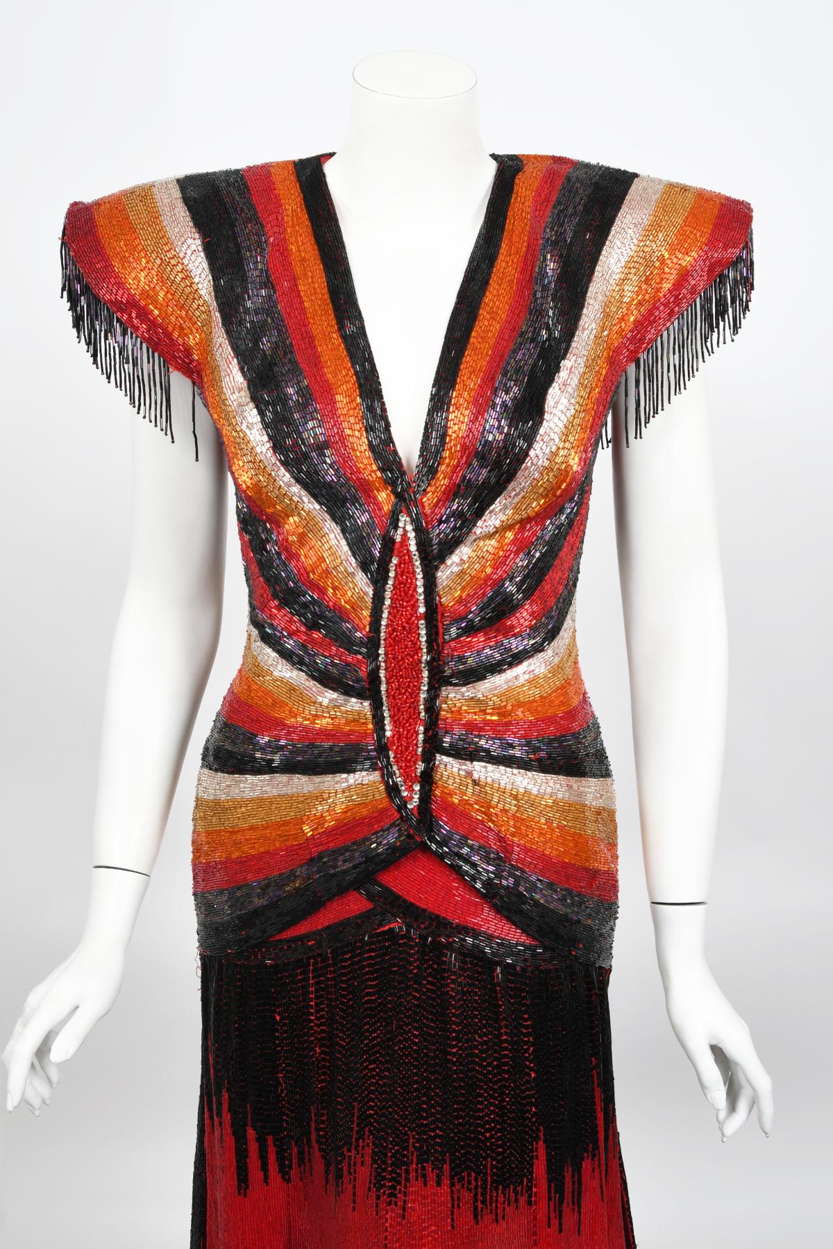 Ikonisches 1970er Jahre Museum Qualität Voll Perlen Couture Rückenfrei Schrägschnitt Geschliffenes Kleid  Damen im Angebot