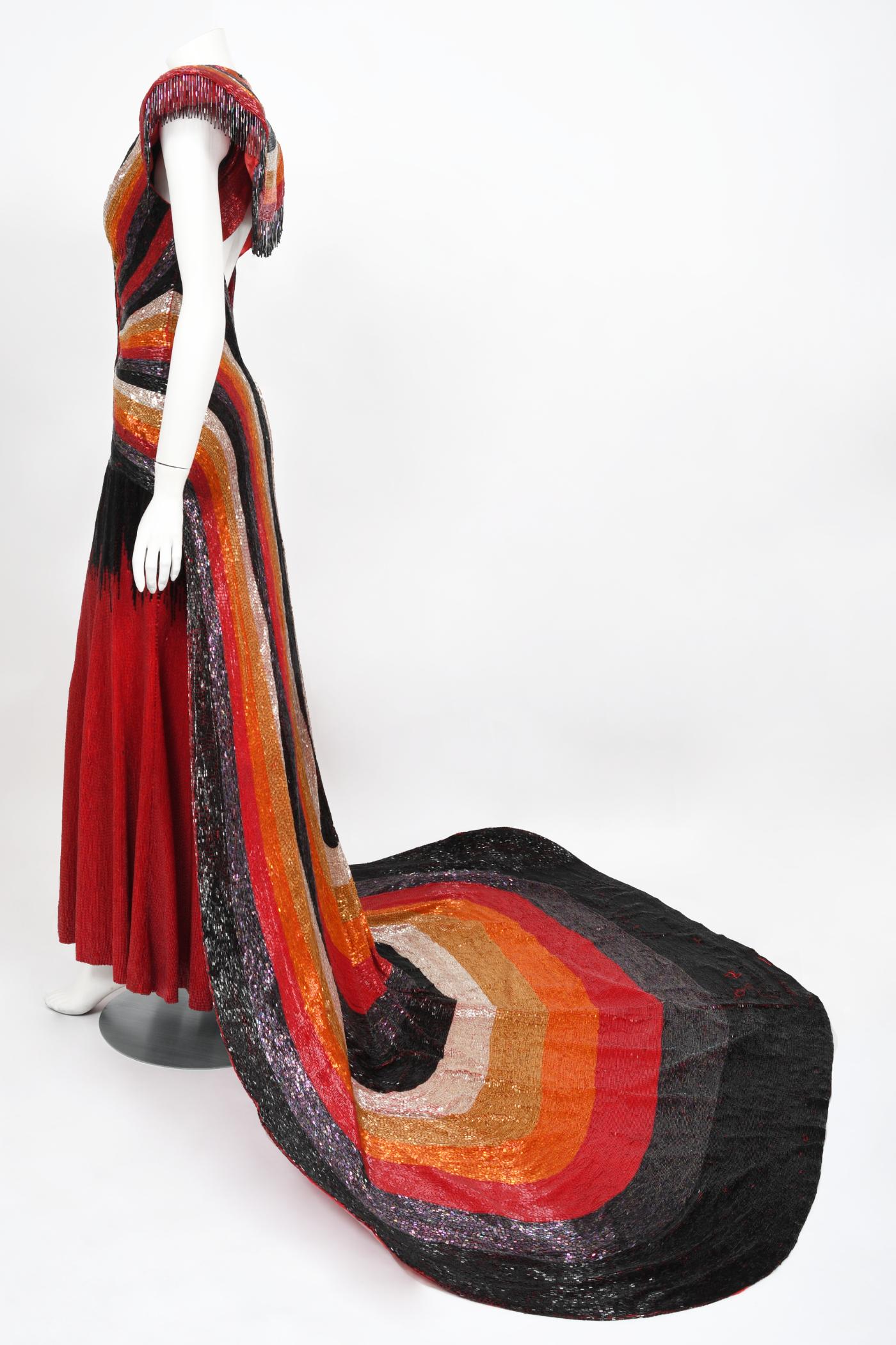 Ikonisches 1970er Jahre Museum Qualität Voll Perlen Couture Rückenfrei Schrägschnitt Geschliffenes Kleid  im Angebot 2