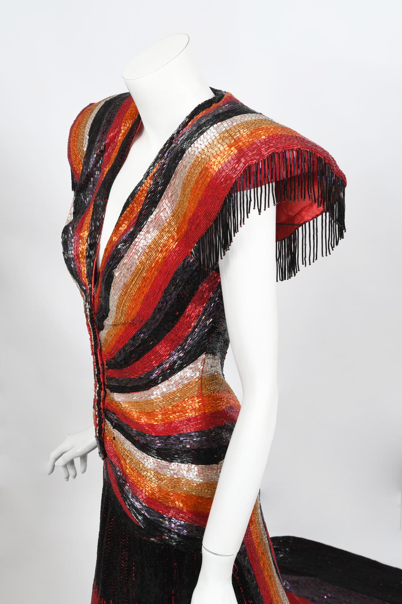 Ikonisches 1970er Jahre Museum Qualität Voll Perlen Couture Rückenfrei Schrägschnitt Geschliffenes Kleid  im Angebot 3