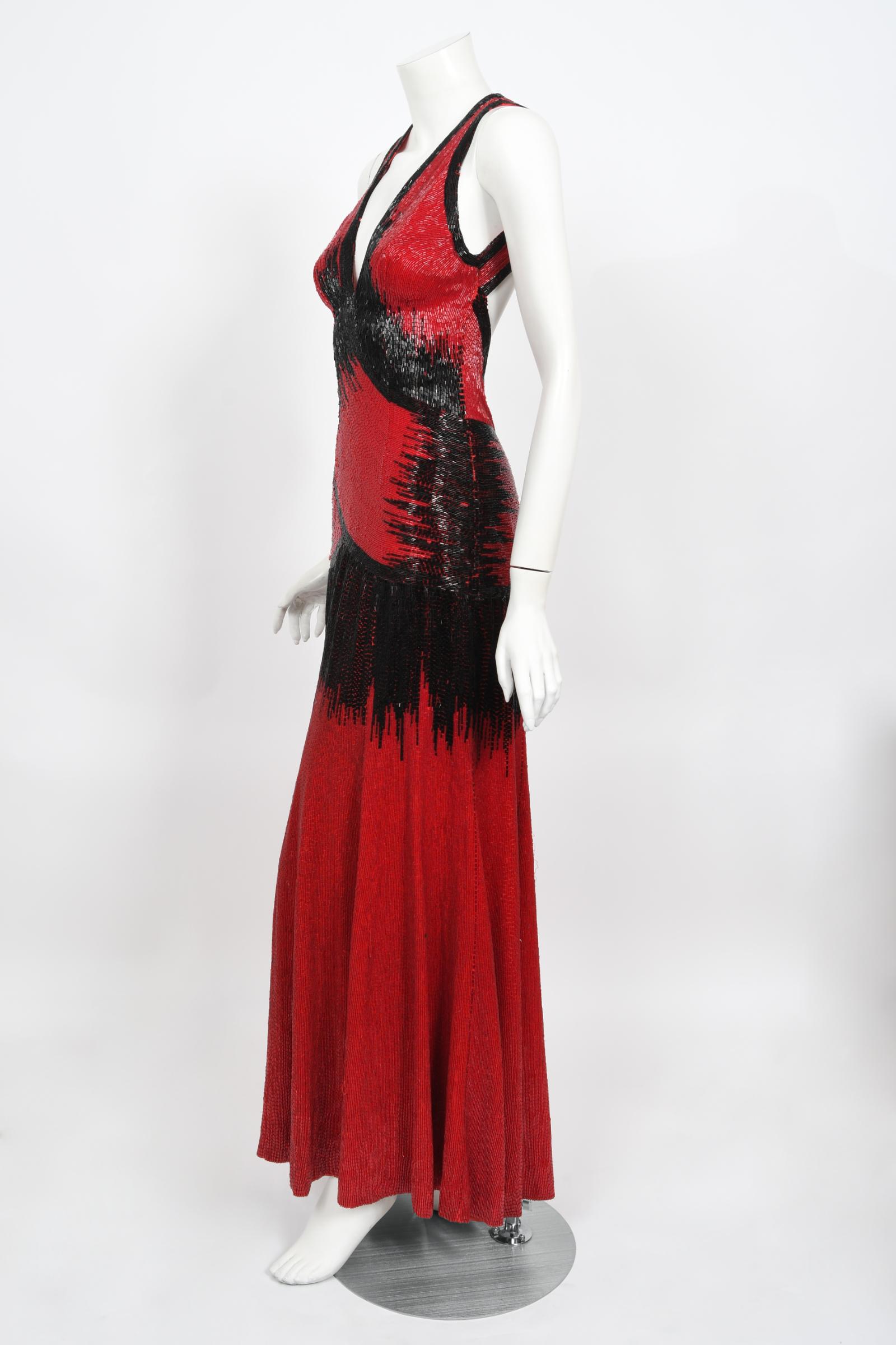 Ikonisches 1970er Jahre Museum Qualität Voll Perlen Couture Rückenfrei Schrägschnitt Geschliffenes Kleid  im Angebot 5