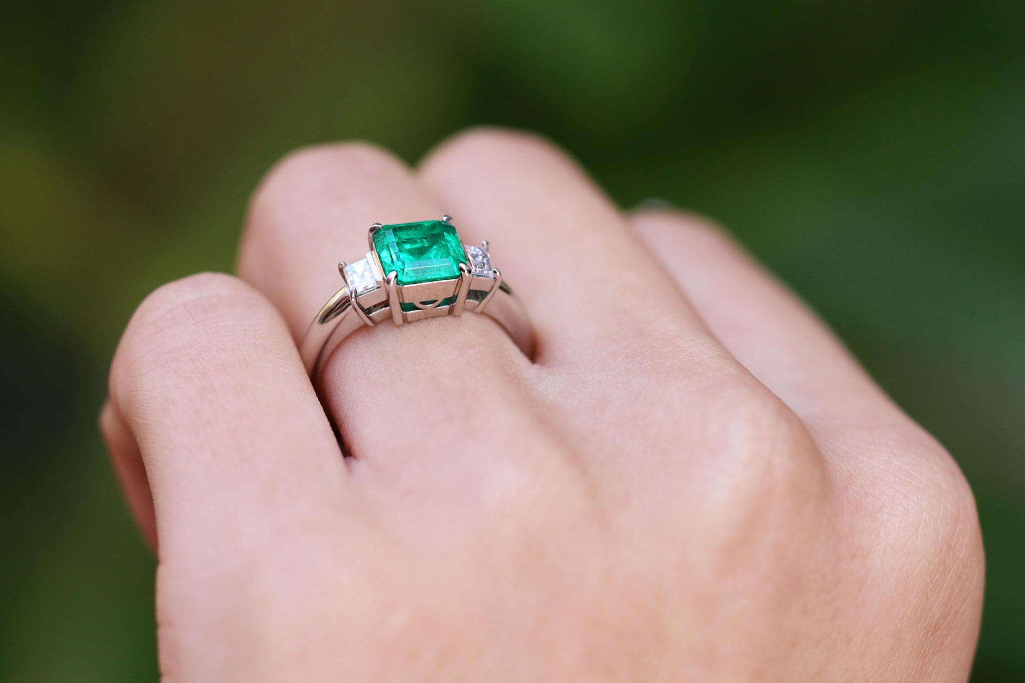 Vintage 1970er Jahre Nachlass GIA zertifiziert kolumbianischer 1,69 Karat Smaragd und Diamant-Ring, Vintage (Smaragdschliff) im Angebot