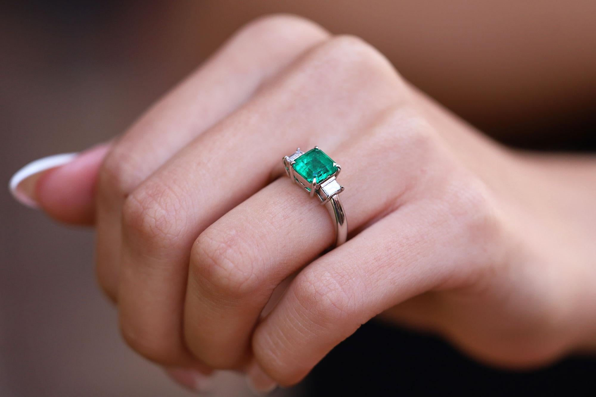 Vintage 1970er Jahre Nachlass GIA zertifiziert kolumbianischer 1,69 Karat Smaragd und Diamant-Ring, Vintage für Damen oder Herren im Angebot