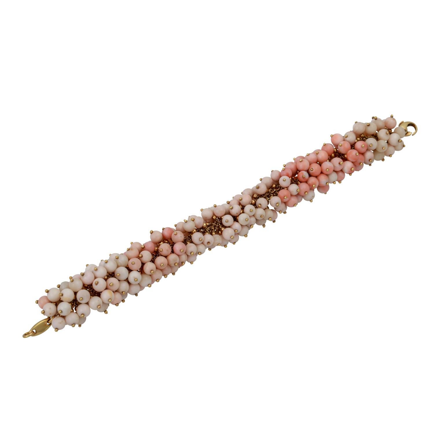 Feines Korallen-Kugelarmband aus Engelshaut in GG 18 K, 1970er Jahre (Kugelschliff) im Angebot