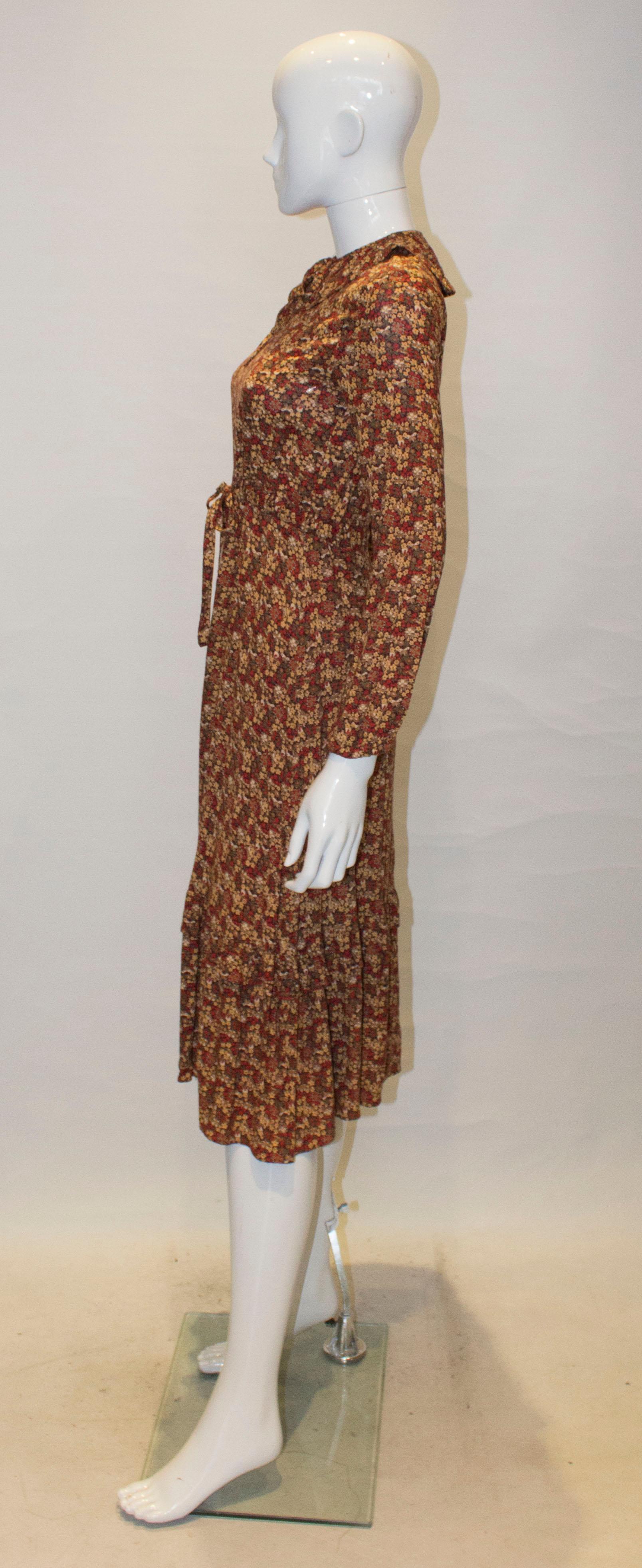 Vintage-Kleid mit Blumendruck und Frill-Kragen, 1970er Jahre Damen im Angebot