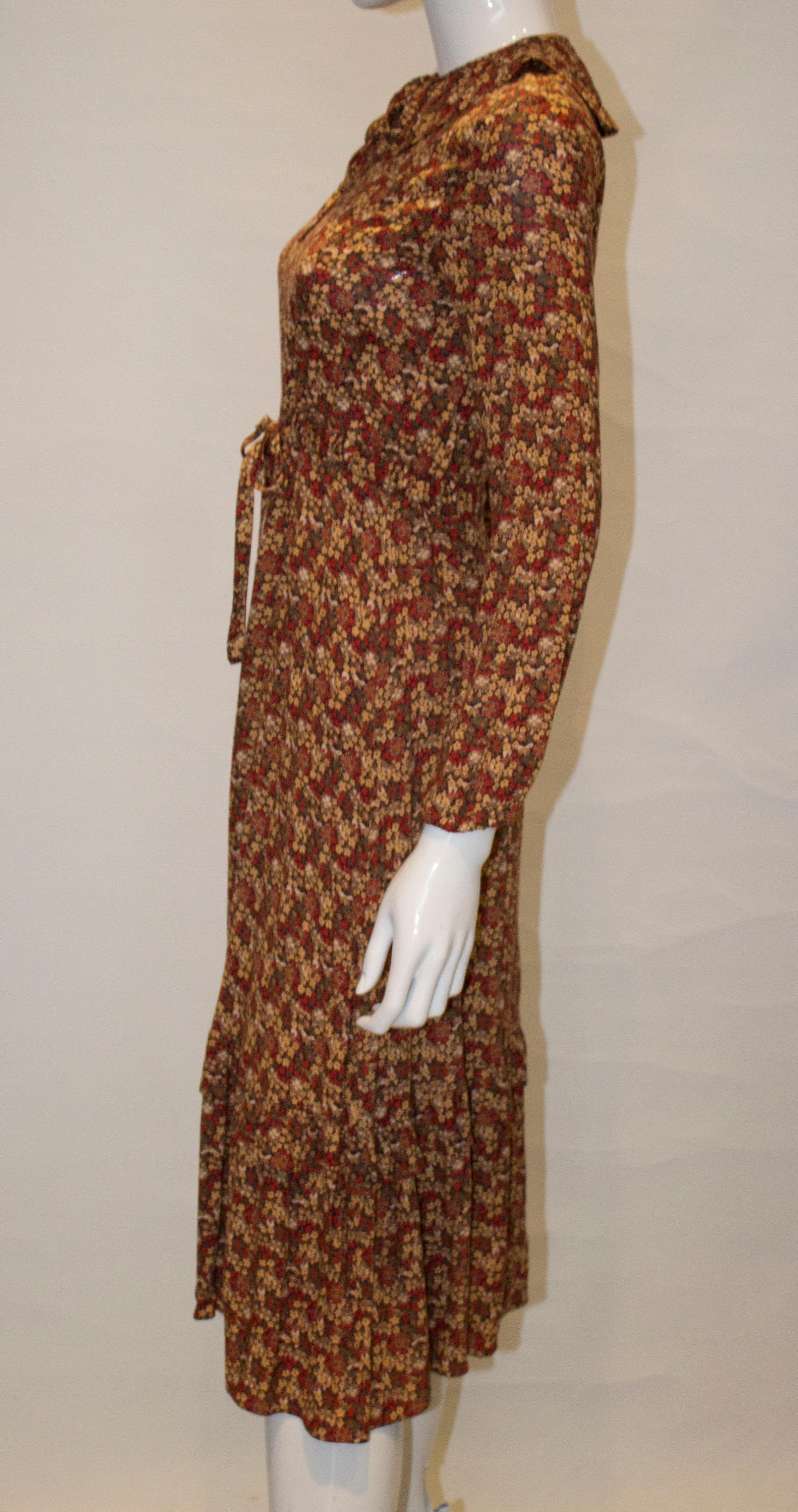Vintage-Kleid mit Blumendruck und Frill-Kragen, 1970er Jahre im Angebot 1
