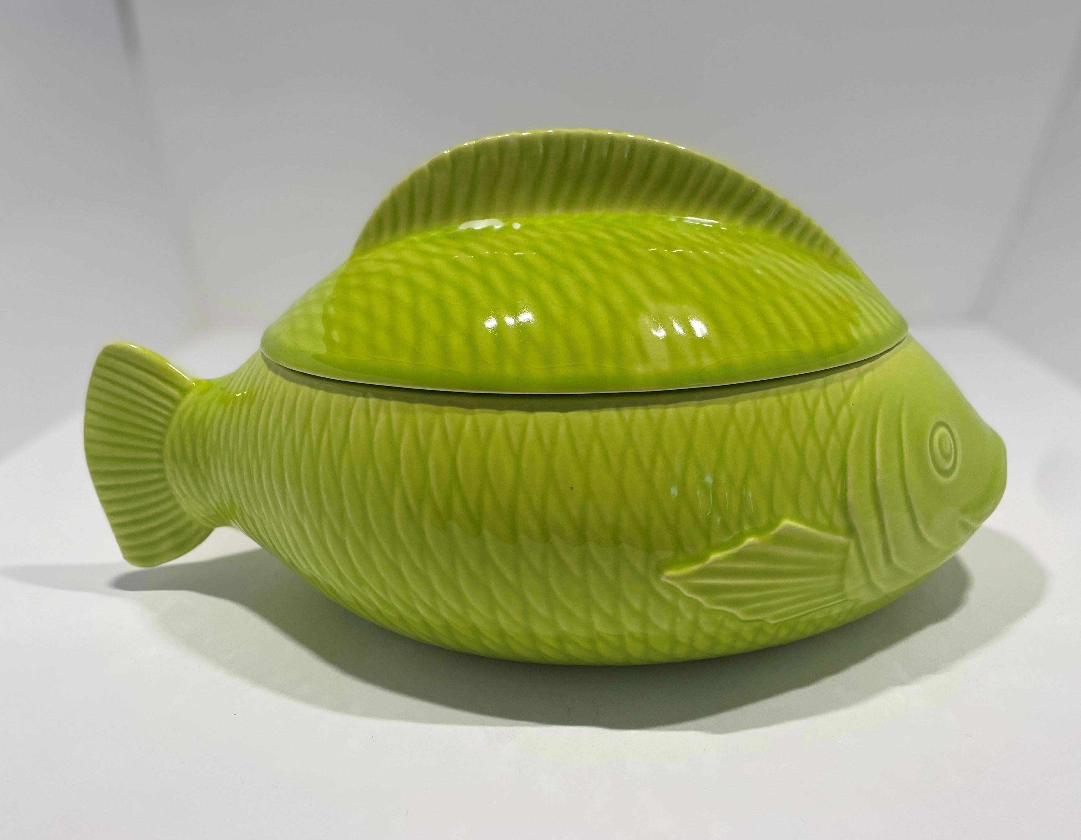 Sopera de pescado francesa de Chartreuse de Motaheda, vintage, años 70 en Excelente estado para la venta en Austin, TX