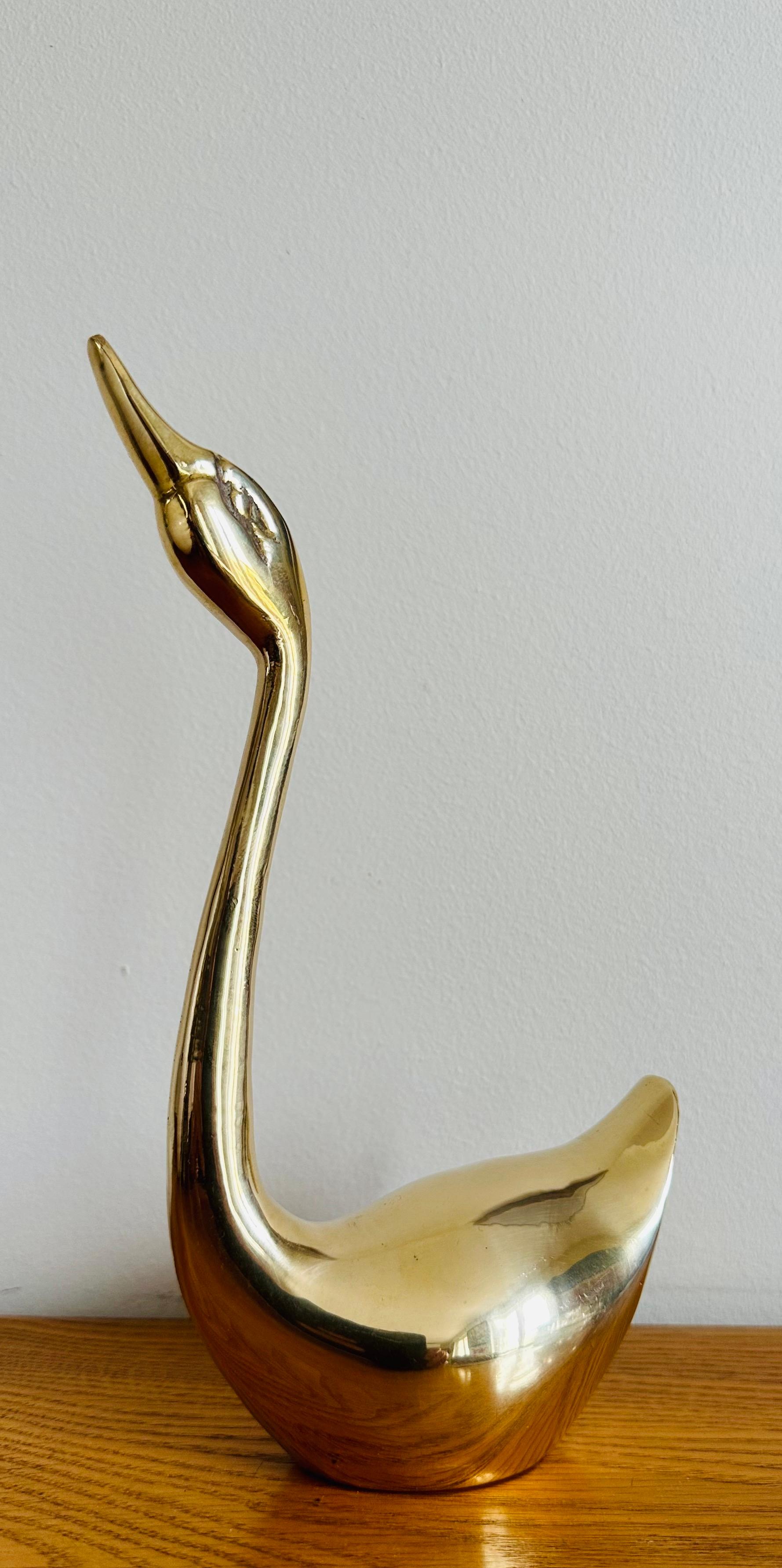 Vintage 1970s French Polished Brass Elegant Decorative Swan Paperweight In Good Condition In London, GB