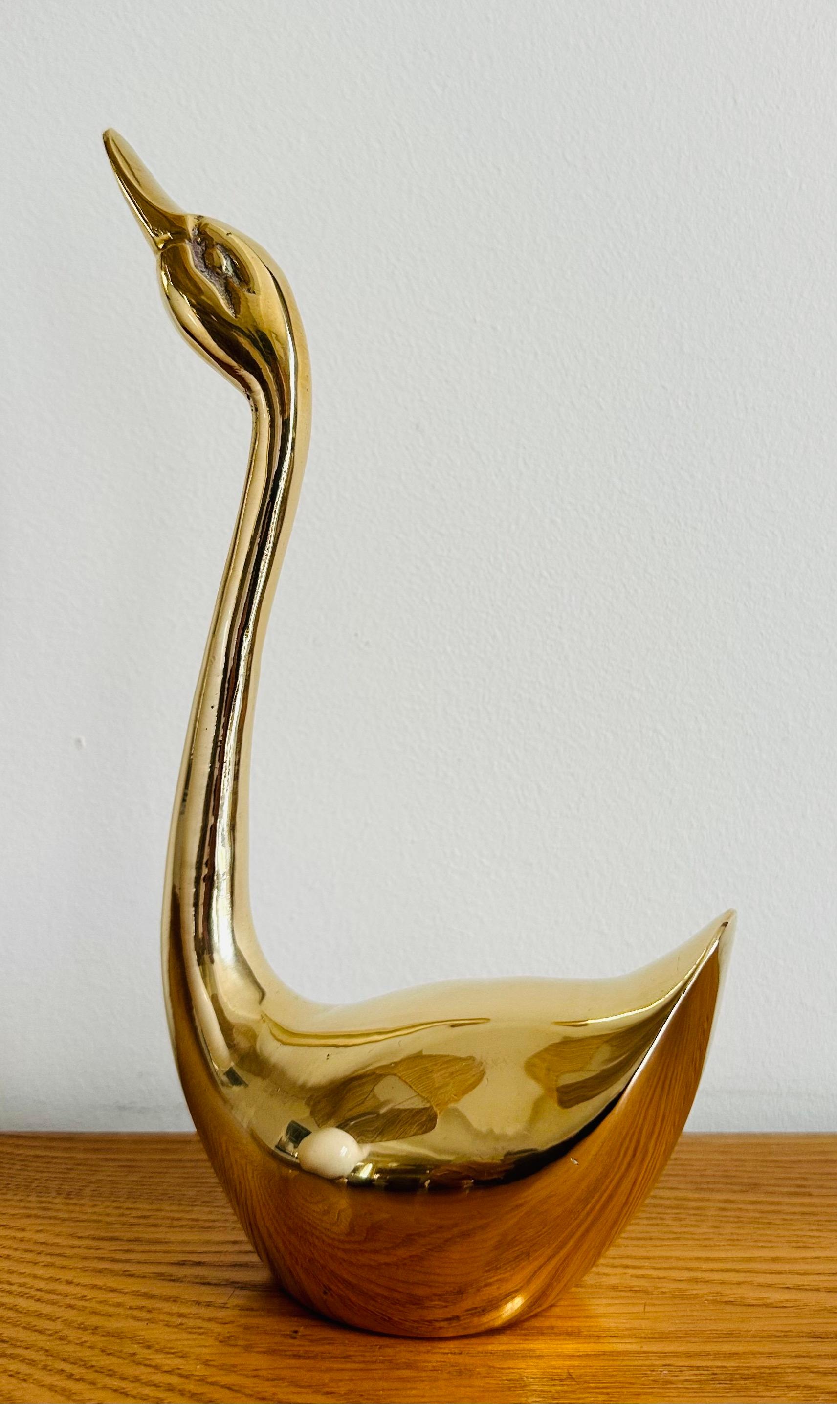 20th Century Vintage 1970s French Polished Brass Elegant Decorative Swan Paperweight