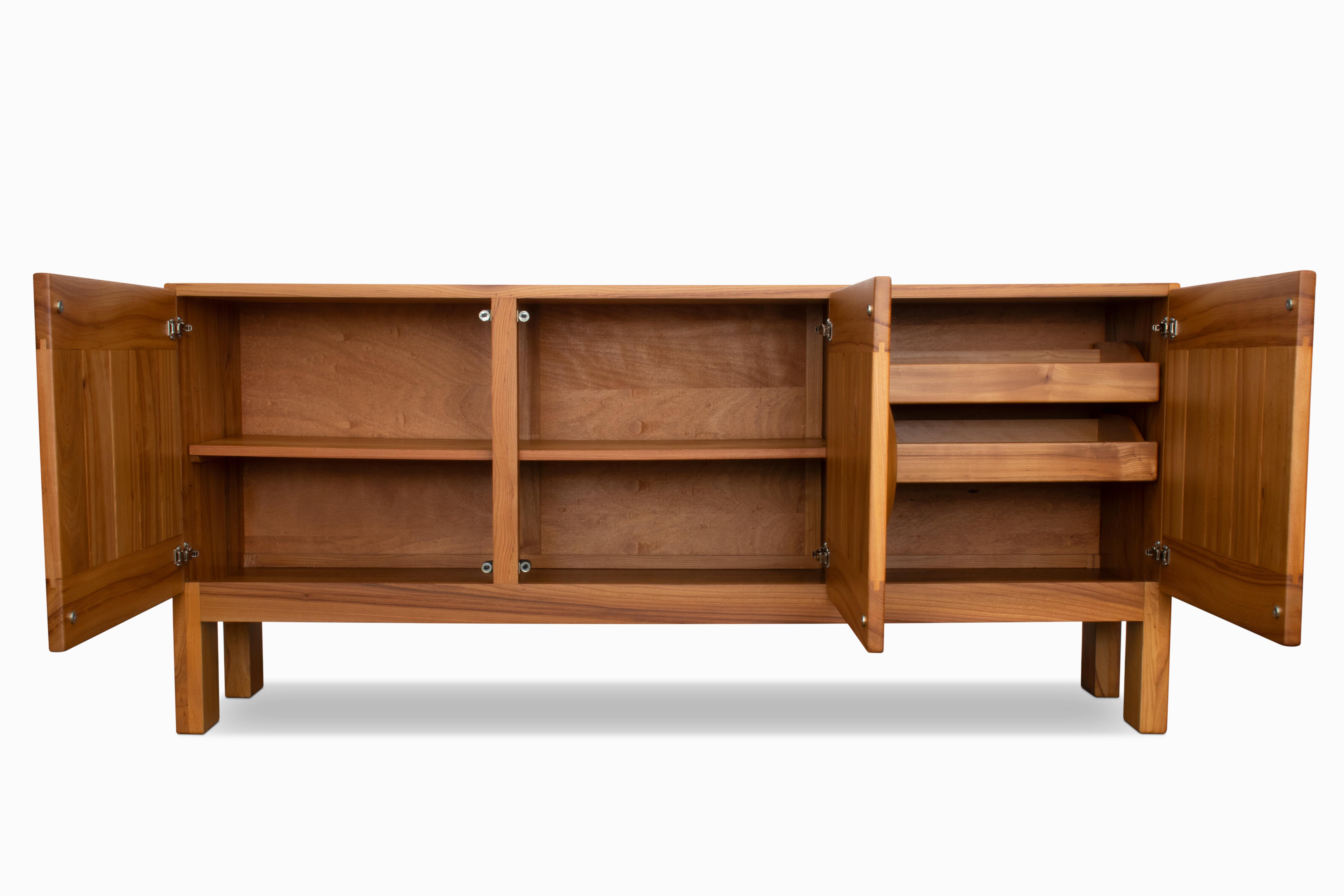 Vintage 1970er Französisches Sideboard aus massiver Ulme von Maison Regain (Moderne der Mitte des Jahrhunderts) im Angebot