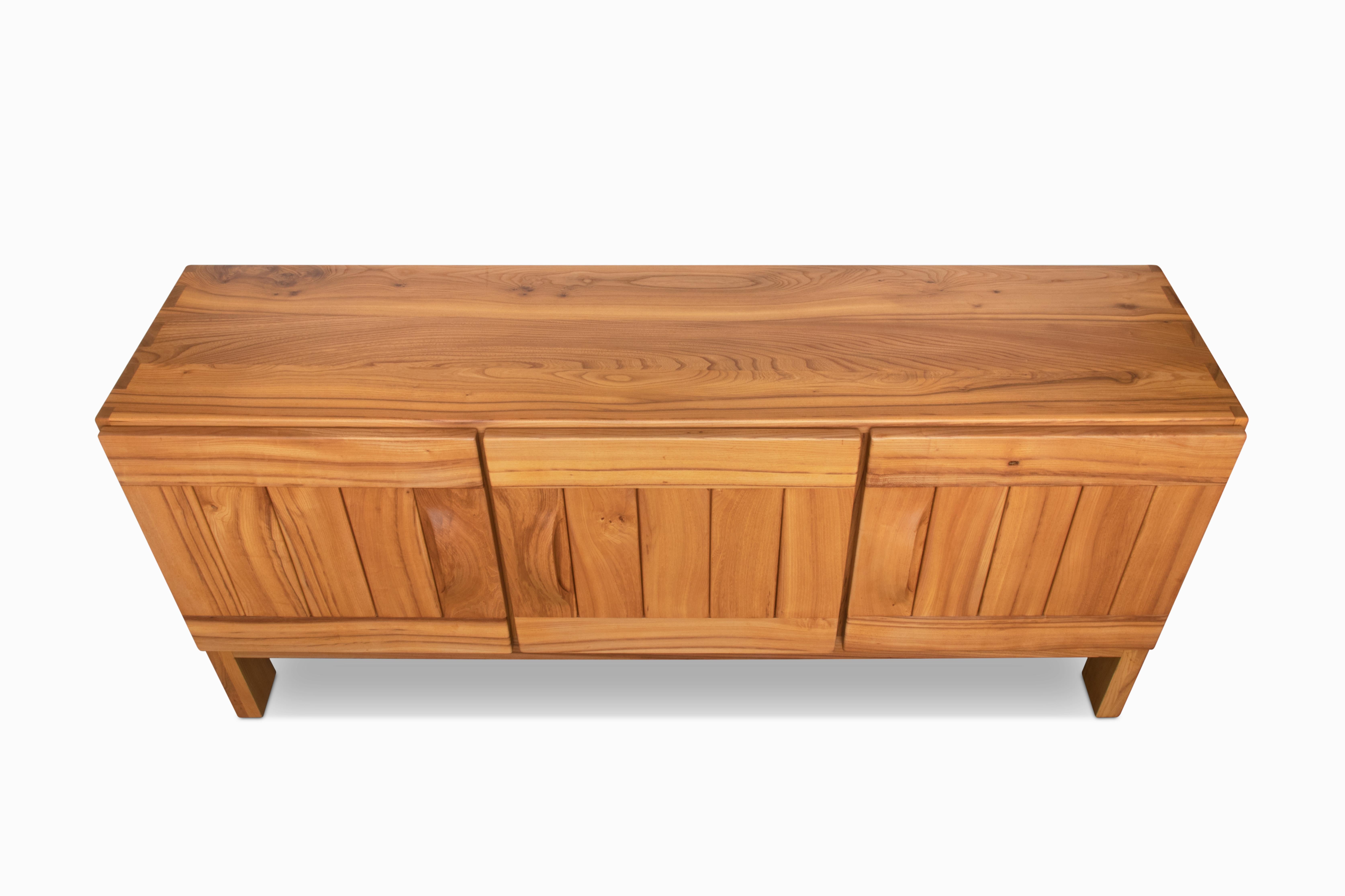 Vintage 1970er Französisches Sideboard aus massiver Ulme von Maison Regain im Zustand „Gut“ im Angebot in Oxnard, CA