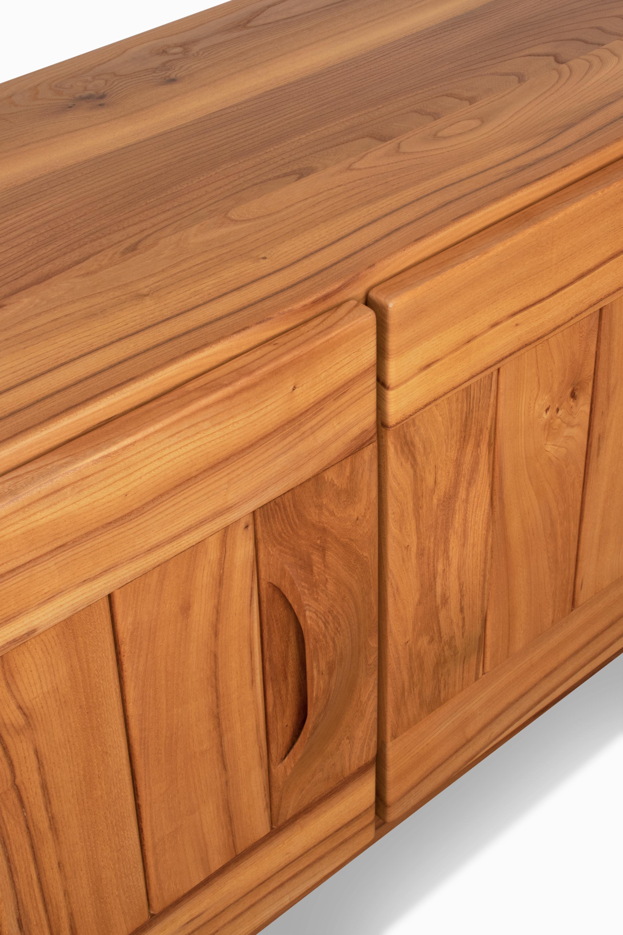 Vintage 1970er Französisches Sideboard aus massiver Ulme von Maison Regain (20. Jahrhundert) im Angebot