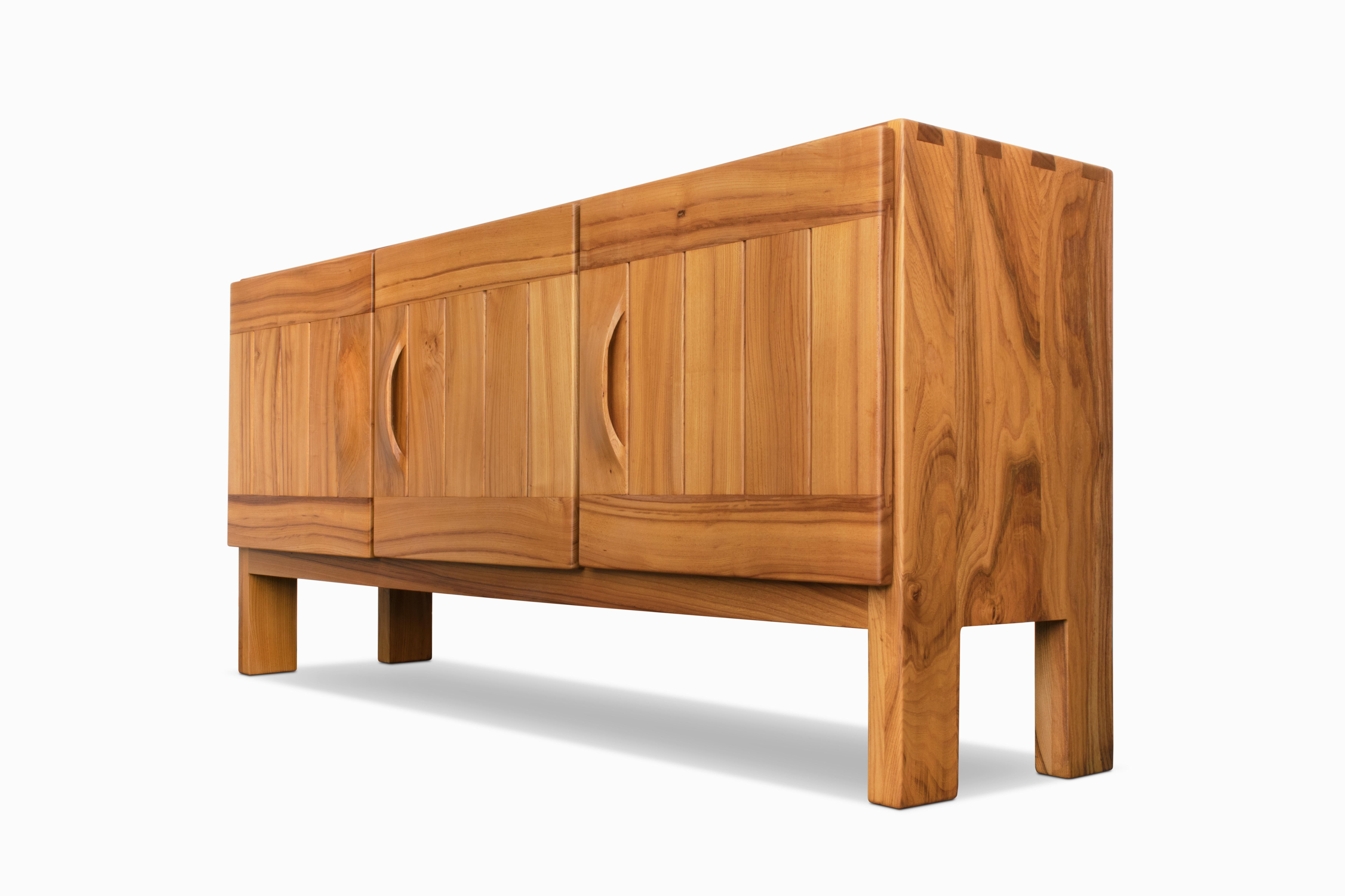 Vintage 1970er Französisches Sideboard aus massiver Ulme von Maison Regain (Ulmenholz) im Angebot