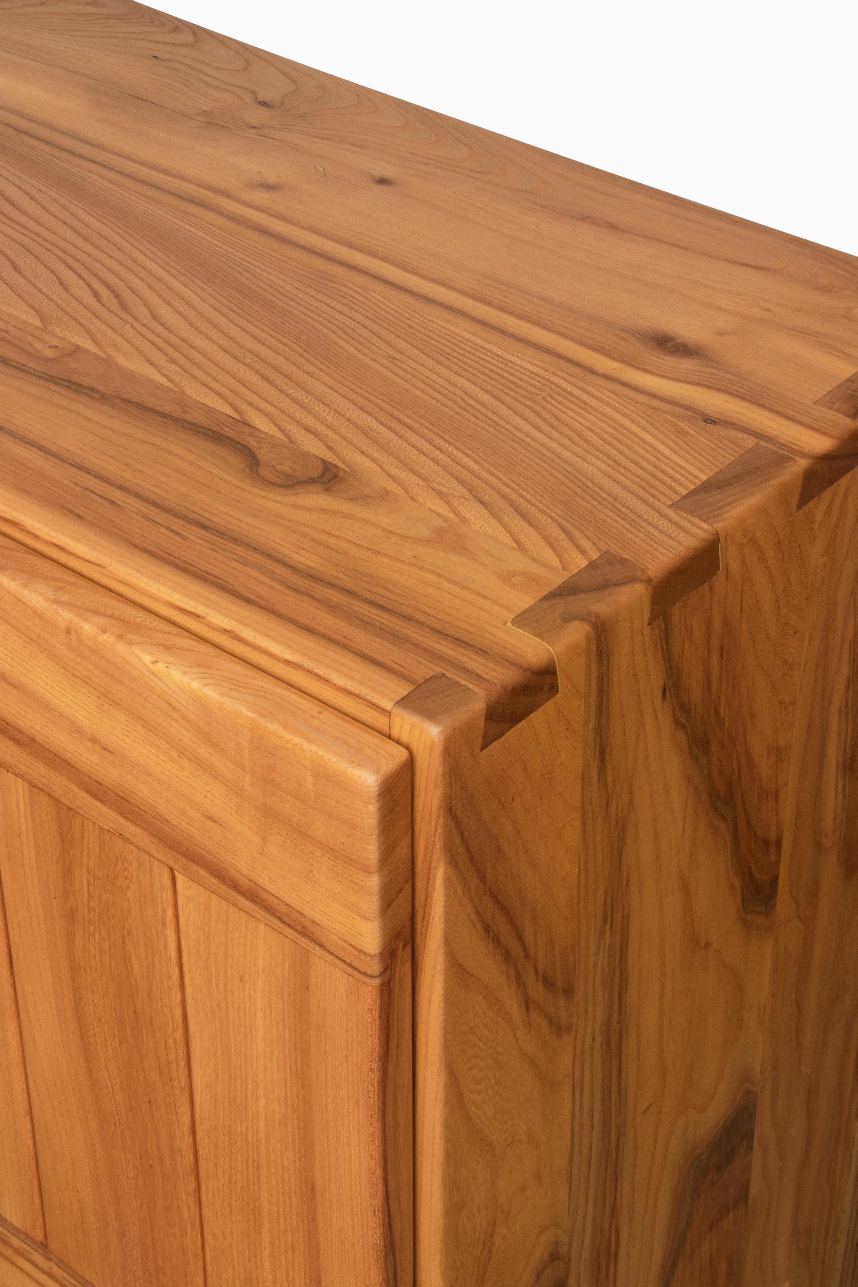 Vintage 1970er Französisches Sideboard aus massiver Ulme von Maison Regain im Angebot 1