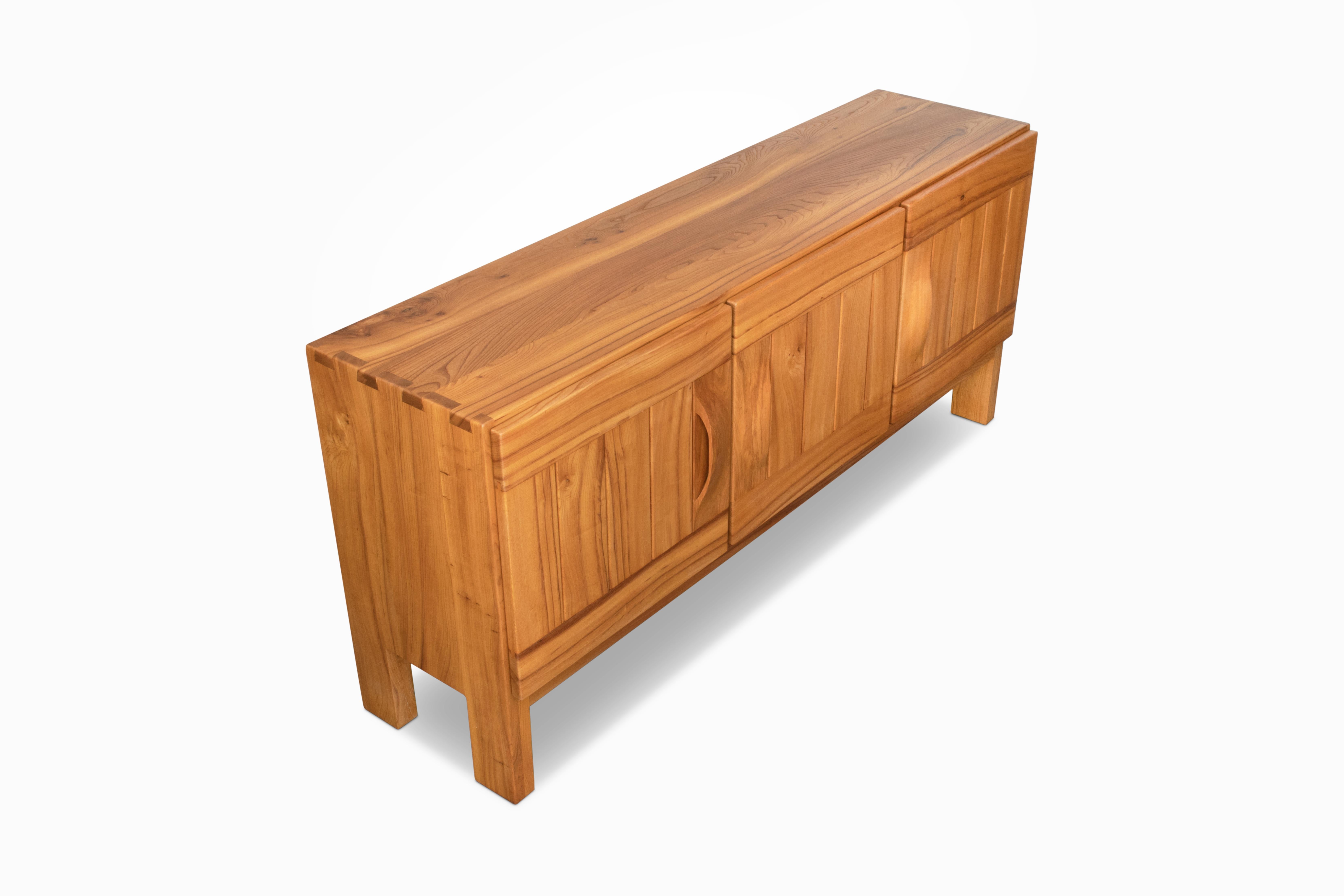 Vintage 1970er Französisches Sideboard aus massiver Ulme von Maison Regain im Angebot 2