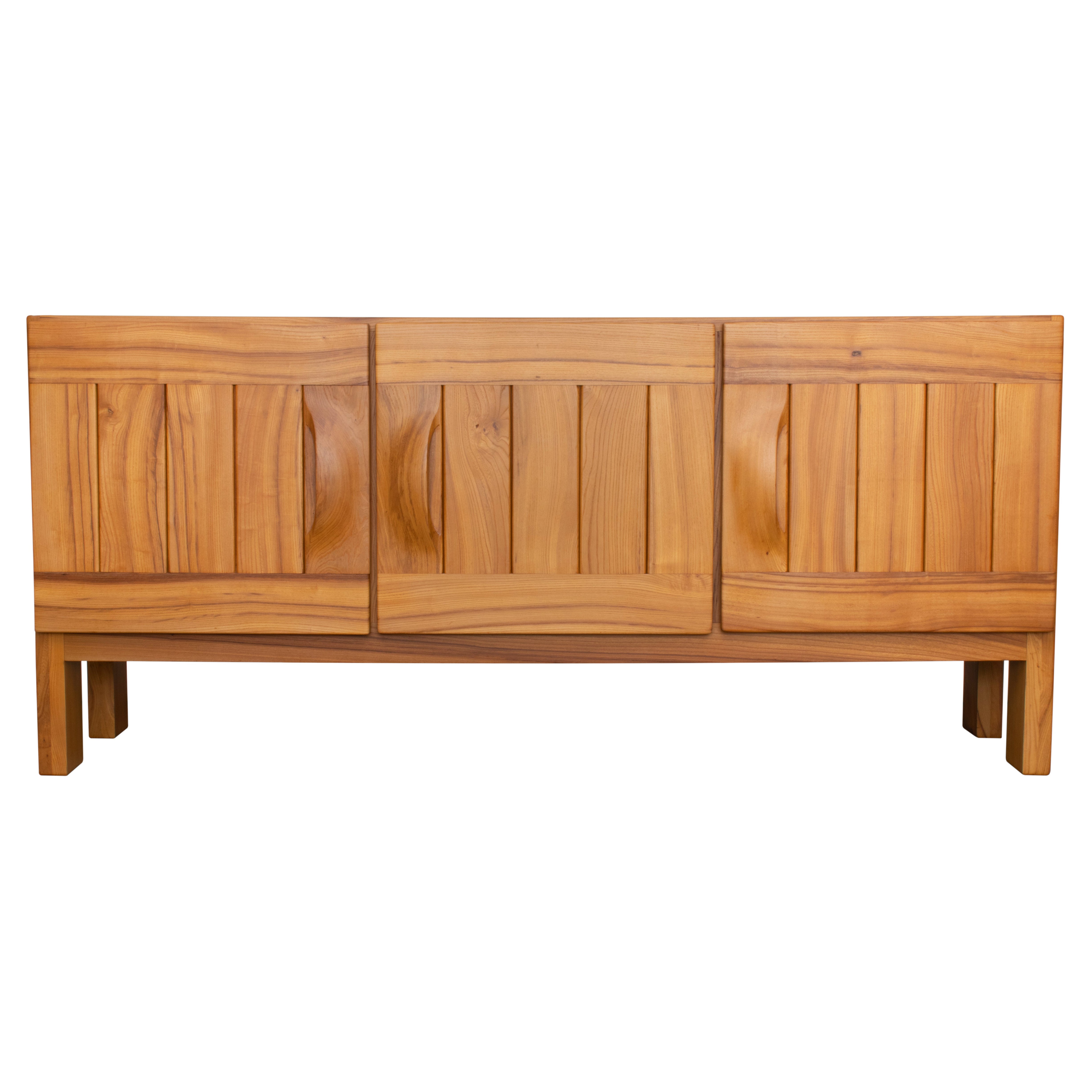 Vintage 1970er Französisches Sideboard aus massiver Ulme von Maison Regain im Angebot
