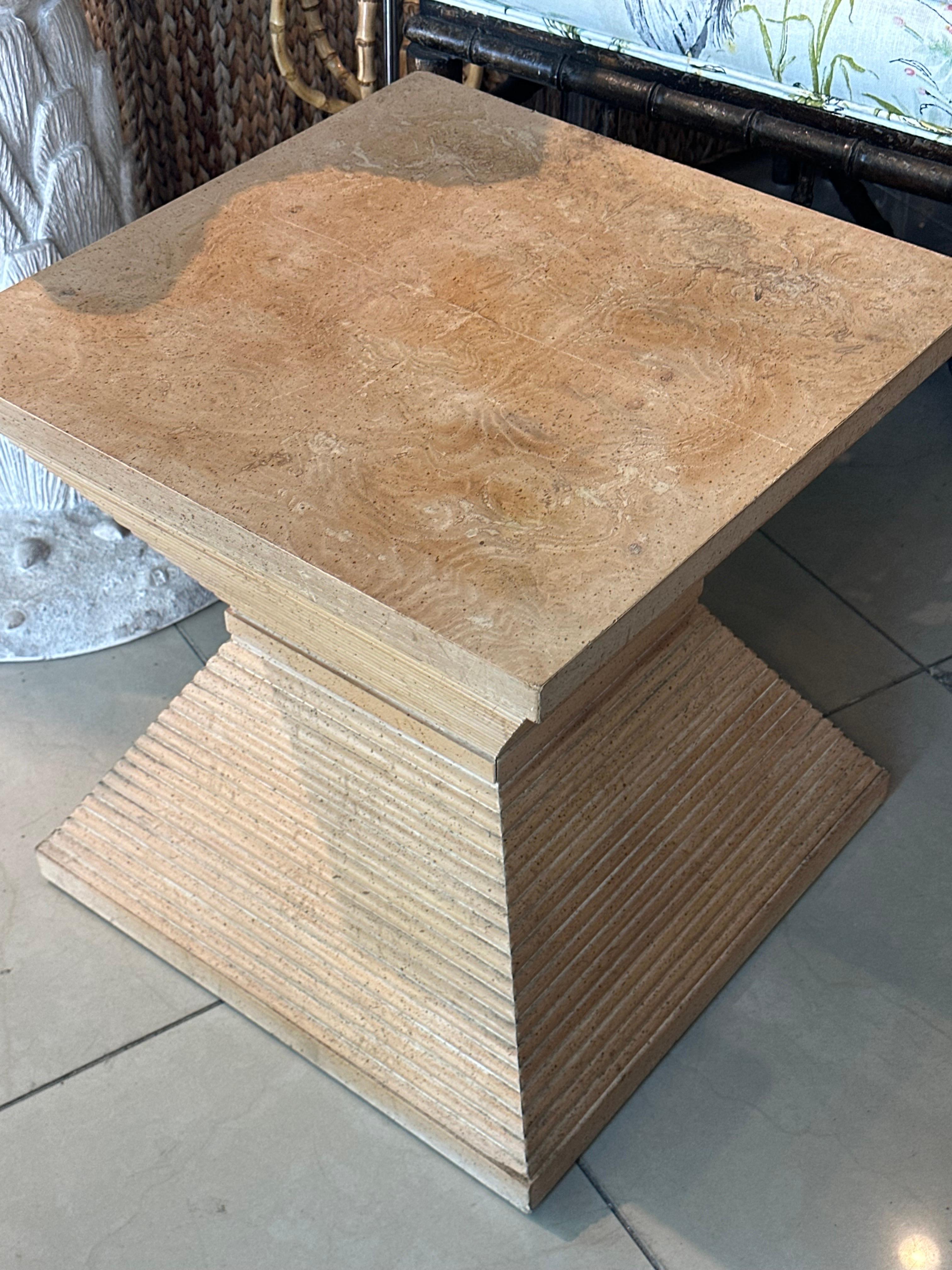 Vintage 1970s Geometrische Holz Pyramide geriffelt Ende Seite Getränketisch Cerused Burl im Angebot 3