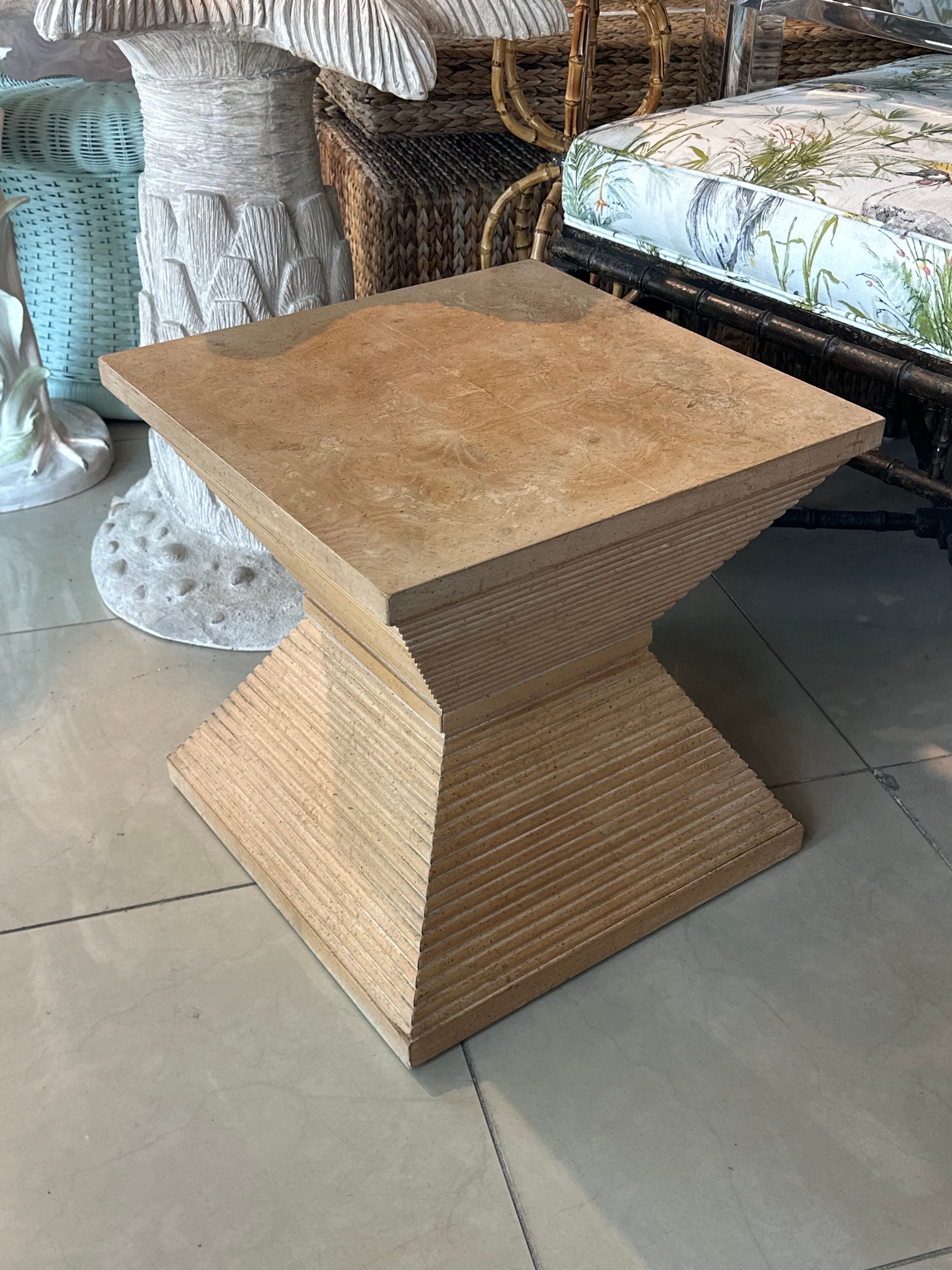 Vintage 1970s Geometrische Holz Pyramide geriffelt Ende Seite Getränketisch Cerused Burl (Moderne der Mitte des Jahrhunderts) im Angebot