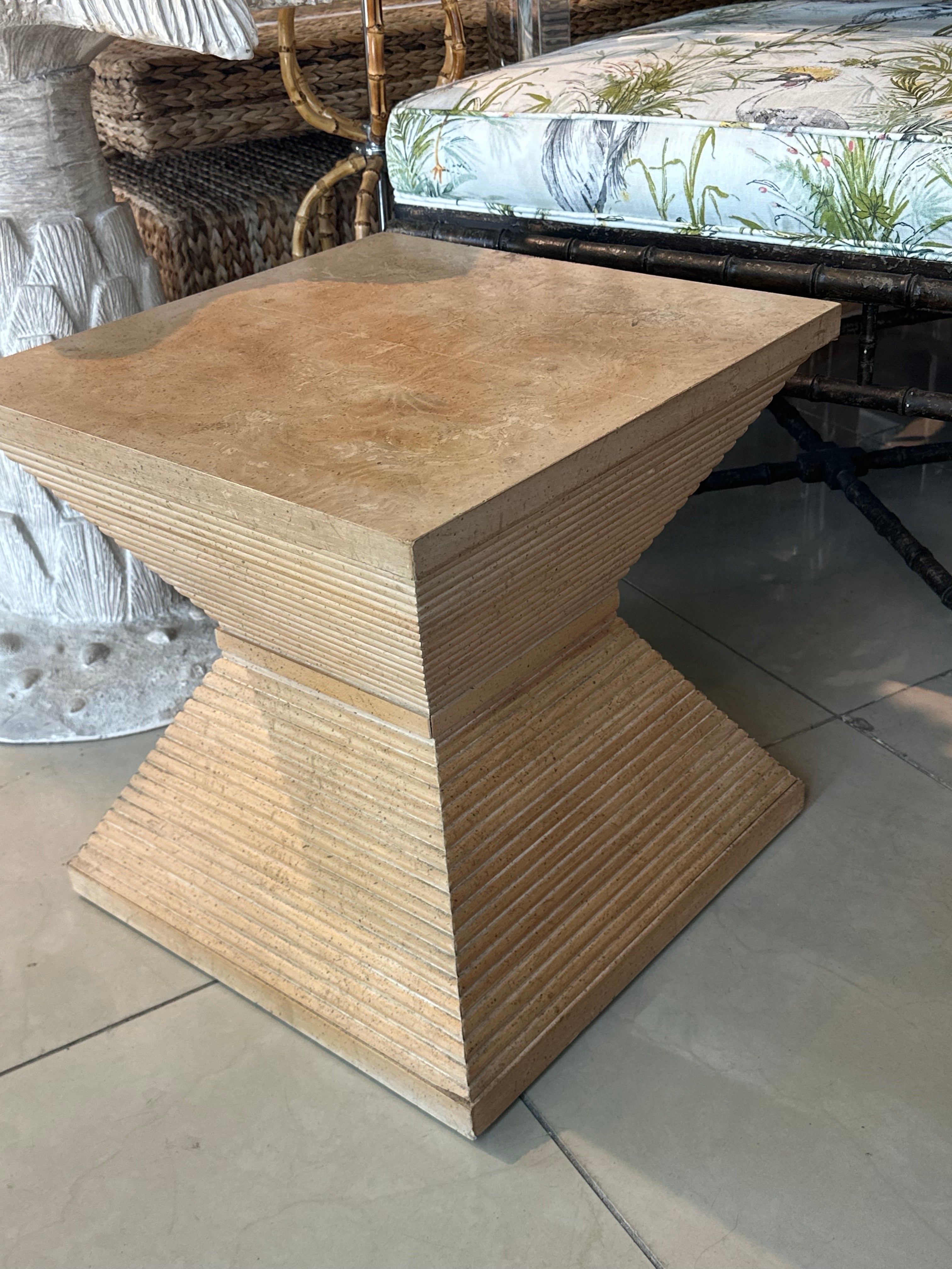 Vintage 1970s Geometrische Holz Pyramide geriffelt Ende Seite Getränketisch Cerused Burl (amerikanisch) im Angebot